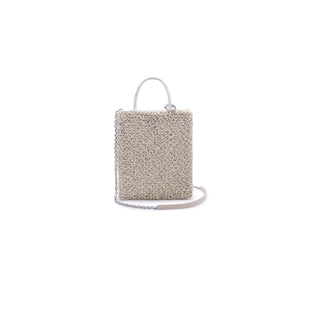ANTEPRIMAさんのインスタグラム写真 - (ANTEPRIMAInstagram)「Handknitted with seasonal Verde Alga Opaco and Cammello Opaco, this refined style #SS23 #STANDARD #WIREBAG collection is with a magnetic closure to keep its surprisingly spacious interior compact. Play with the chain to style it in either crossbody or shoulder bag for all occasions.  Shop the STANDARD Collection now.  #ANTEPRIMA30 #SpringSummer2023 #SS23 #ANTEPRIMA #WIREBAG #MicroBag #MiniBag #CraftBag #CrochetBag #Handcraft #KnitBag #WorkBag #ItalianDesign #Craftmanship #アンテプリマ」3月23日 19時00分 - anteprimaofficial