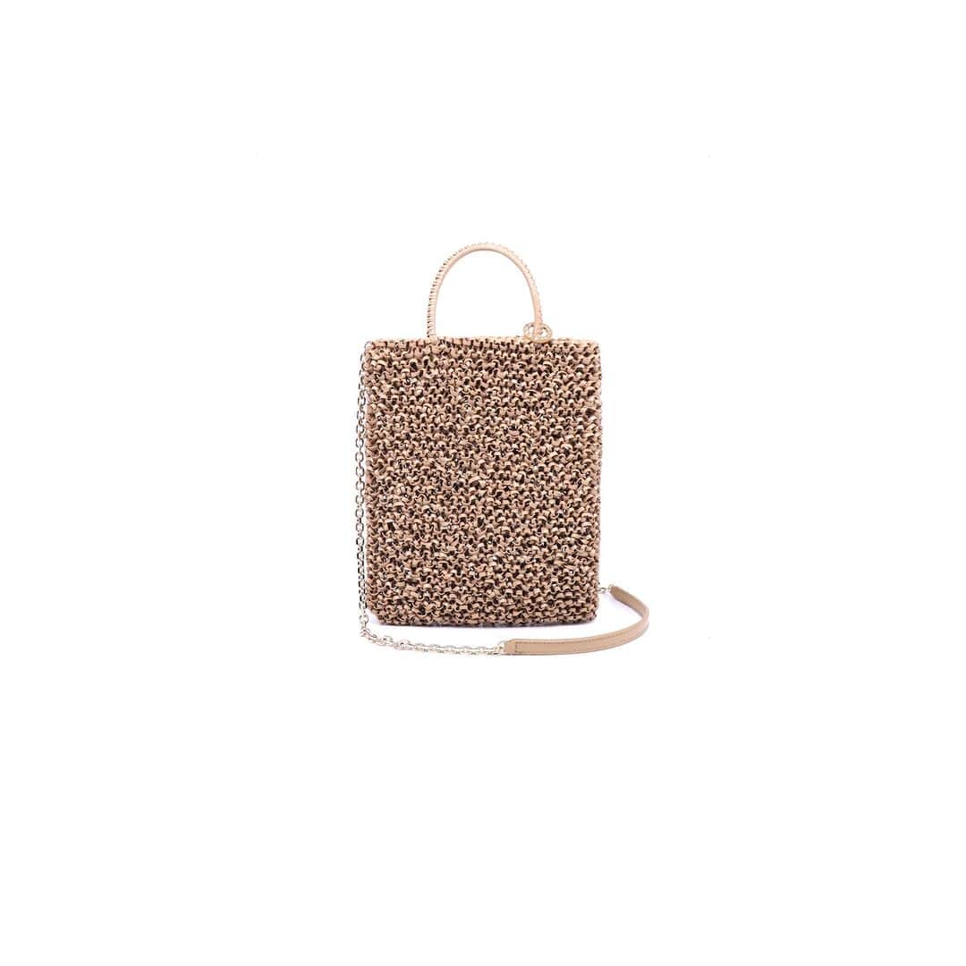 ANTEPRIMAさんのインスタグラム写真 - (ANTEPRIMAInstagram)「Handknitted with seasonal Verde Alga Opaco and Cammello Opaco, this refined style #SS23 #STANDARD #WIREBAG collection is with a magnetic closure to keep its surprisingly spacious interior compact. Play with the chain to style it in either crossbody or shoulder bag for all occasions.  Shop the STANDARD Collection now.  #ANTEPRIMA30 #SpringSummer2023 #SS23 #ANTEPRIMA #WIREBAG #MicroBag #MiniBag #CraftBag #CrochetBag #Handcraft #KnitBag #WorkBag #ItalianDesign #Craftmanship #アンテプリマ」3月23日 19時00分 - anteprimaofficial