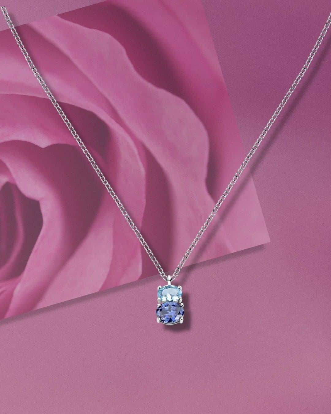 ピアネゴンダのインスタグラム：「Un'anticipazione d'estate: i colori del mare su questo delicato pendente della collezione #Colori.  Pendente Collezione Colori, 59€ - An anticipation of summer: the colors of the sea on this delicate pendent from our #Colori collection.  Pendant Colori Collection, 59€  - #GIOIELLIDAVIVERE 💫」