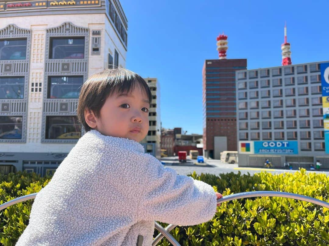 鈴木康一郎さんのインスタグラム写真 - (鈴木康一郎Instagram)「とある休日🤭 巨人の気持ちを味わう🙆‍♂️  息子くんが大きく見える〜  けど、実際は周りがスモールワールドなのです。  #息子くんの決めポーズは両手を頬 #巨人の気持ち #どっしーん」3月23日 19時13分 - suzuki_ko1ro