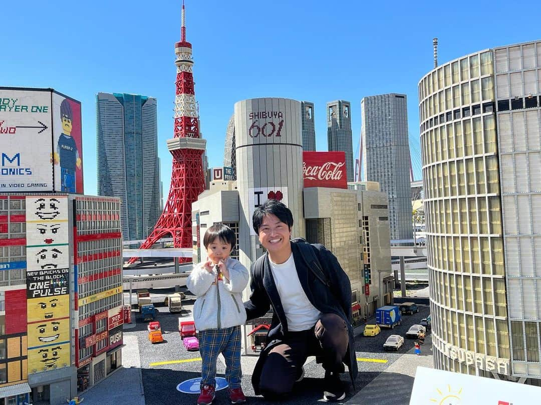 鈴木康一郎さんのインスタグラム写真 - (鈴木康一郎Instagram)「とある休日🤭 巨人の気持ちを味わう🙆‍♂️  息子くんが大きく見える〜  けど、実際は周りがスモールワールドなのです。  #息子くんの決めポーズは両手を頬 #巨人の気持ち #どっしーん」3月23日 19時13分 - suzuki_ko1ro