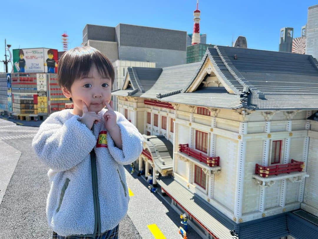 鈴木康一郎のインスタグラム：「とある休日🤭 巨人の気持ちを味わう🙆‍♂️  息子くんが大きく見える〜  けど、実際は周りがスモールワールドなのです。  #息子くんの決めポーズは両手を頬 #巨人の気持ち #どっしーん」