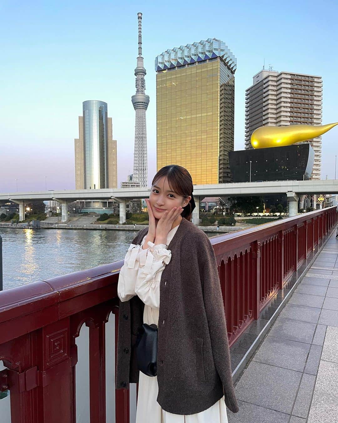 織田奈那のインスタグラム：「浅草なんだけどドバイとかシンガポールみない？笑 最近はSNSなどをサボって本を読んでいるよ。 本ってなんで読みたくなるんやろうな。 自分でもよく分からんねん。 ただいきなりめっちゃ読みたくなる時期がくる。なんなんやろ。何を本に求めてるんやろ。自分でもよう分からんけど体が勝手に求めてるんやろな。そしてそれは今までに私が本から何かを受け取ってきているからなんやろうな。もしくはただの現実逃避か。 ところで好きな作家さんいる？」