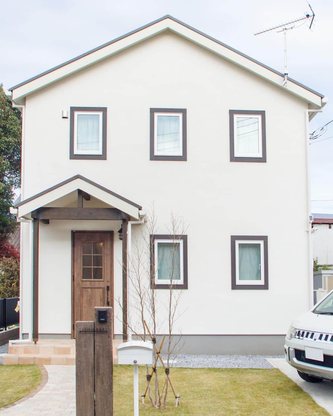 suzukuri さんのインスタグラム写真 - (suzukuri Instagram)「【Hutto施工事例：栃木県I様】 白を基調とした家づくりのご紹介です。  内観だけではなく、外観も白×ウッド調のI様邸。玄関ドアを開けると、白を主軸とした明るい開放的な空間が広がります。趣味のキャンプ道具もコンテナを活用し、すっきりとした収納に。  リビングやダイニングでは、DIYによって貼られた白いタイルや白く塗装した木材の壁が部屋の表情を豊かにし、より温かみのある雰囲気を作り出しています。  子供部屋も成長に合わせて雰囲気を変えられるよう、あえて白のままシンプルにしました。  使う色を淡い水色と木目調でまとめ、パッと明るい白い空間の中でも落ち着きと清潔感のあるお家に仕上がりました。  家づくりのヒントにお役立てください。 ⁠ ▶デザイン・サイズ・価格、すべてがちょうどいい家づくりをサポート。⁠ Huttoの詳細・資料請求はプロフィールリンクから。⁠ →@suzukuri.official」3月23日 19時09分 - suzukuri.official