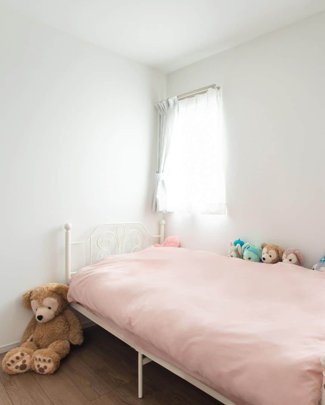 suzukuri さんのインスタグラム写真 - (suzukuri Instagram)「【Hutto施工事例：栃木県I様】 白を基調とした家づくりのご紹介です。  内観だけではなく、外観も白×ウッド調のI様邸。玄関ドアを開けると、白を主軸とした明るい開放的な空間が広がります。趣味のキャンプ道具もコンテナを活用し、すっきりとした収納に。  リビングやダイニングでは、DIYによって貼られた白いタイルや白く塗装した木材の壁が部屋の表情を豊かにし、より温かみのある雰囲気を作り出しています。  子供部屋も成長に合わせて雰囲気を変えられるよう、あえて白のままシンプルにしました。  使う色を淡い水色と木目調でまとめ、パッと明るい白い空間の中でも落ち着きと清潔感のあるお家に仕上がりました。  家づくりのヒントにお役立てください。 ⁠ ▶デザイン・サイズ・価格、すべてがちょうどいい家づくりをサポート。⁠ Huttoの詳細・資料請求はプロフィールリンクから。⁠ →@suzukuri.official」3月23日 19時09分 - suzukuri.official