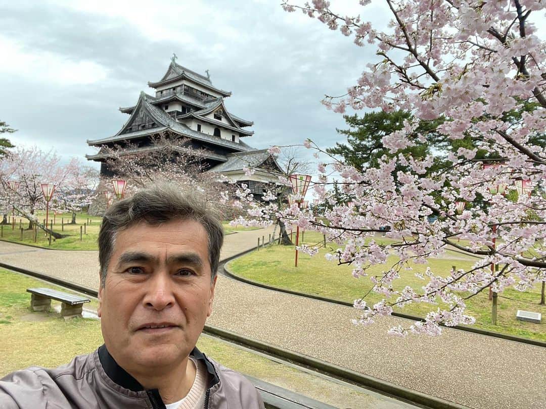 石原良純のインスタグラム：「小雨に煙る島根県の松江城は桜が見頃を迎え始めていました。昨日の金沢城の桜はまだ蕾が堅かったけれど、山陰は春。雨さえ降っていなければ、二日連続でお城ジョギングを楽しめたのに残念。」
