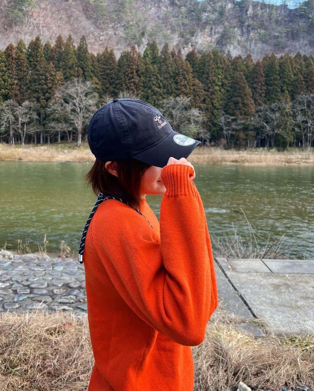 のインスタグラム：「. . hummel×NEWERA コラボアイテム❤️‍🔥 めちゃめちゃ可愛い。すき。 . . オレンジのニットで アルビに染まっております🦢🟠 . . #ある日の母とお出かけday #hummel #newera  #キャップ #weリーグ #albirex」