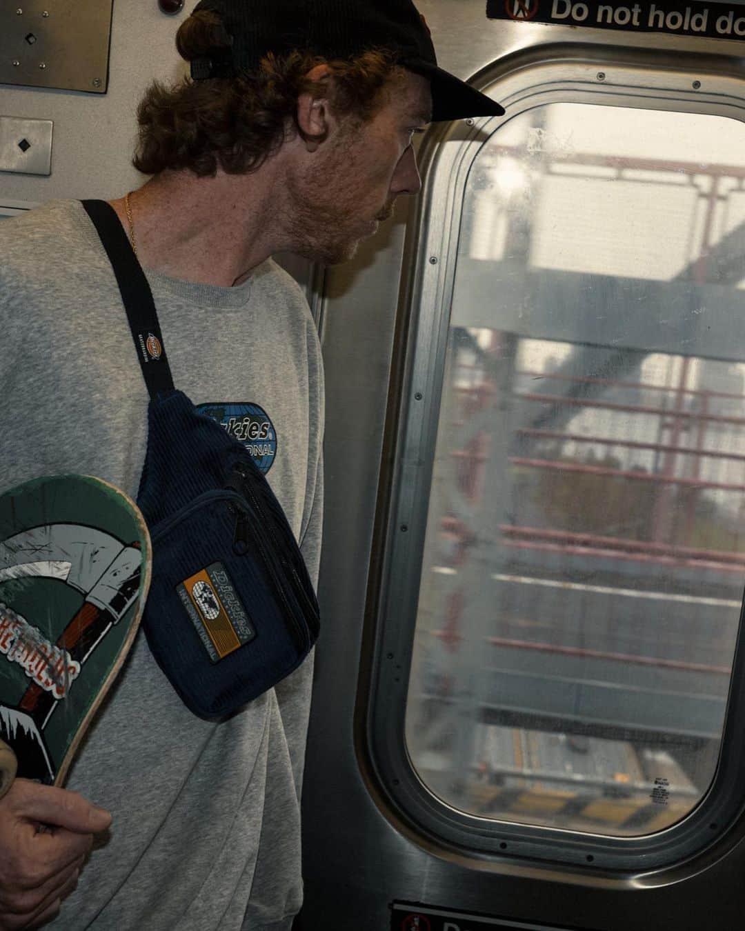 ディッキーズさんのインスタグラム写真 - (ディッキーズInstagram)「【DICKIES SKATEBOARDING】  JAKE HAYES SIGNATURE COLLECTION   ディッキーズスケートチームメンバーでプロスケートボーダーであるジェイク・ヘイズとのシグネーチャーコラボコレクションを発表しました。  新天地に降り立ったジェイクはすぐにスケーターコミュニティに居場所を見つけました。このコレクションは彼を迎え入れてくれた人々へのオマージュであり、また、タグにある地球儀や地図のデザインはスケートボードが世界共通であることを表しています。  ジェイク・ヘイズの限定プロシグネチャーコレクションを手に入れよう。 詳細は 🔗から。  #DickiesSkate #JakeHayes」3月23日 19時10分 - dickies_jp