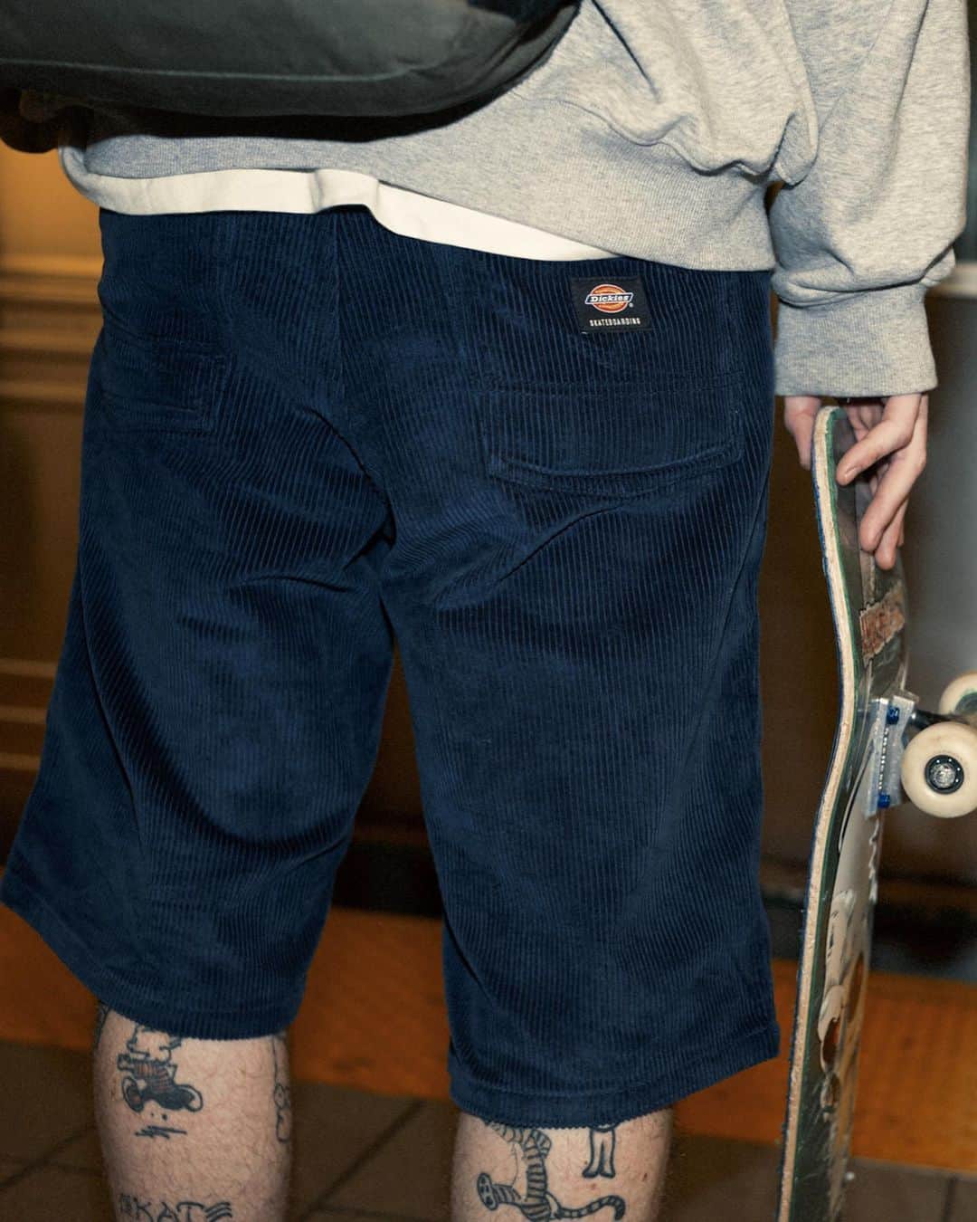 ディッキーズさんのインスタグラム写真 - (ディッキーズInstagram)「【DICKIES SKATEBOARDING】  JAKE HAYES SIGNATURE COLLECTION   ディッキーズスケートチームメンバーでプロスケートボーダーであるジェイク・ヘイズとのシグネーチャーコラボコレクションを発表しました。  新天地に降り立ったジェイクはすぐにスケーターコミュニティに居場所を見つけました。このコレクションは彼を迎え入れてくれた人々へのオマージュであり、また、タグにある地球儀や地図のデザインはスケートボードが世界共通であることを表しています。  ジェイク・ヘイズの限定プロシグネチャーコレクションを手に入れよう。 詳細は 🔗から。  #DickiesSkate #JakeHayes」3月23日 19時10分 - dickies_jp