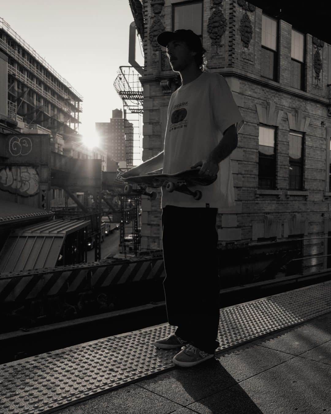 ディッキーズさんのインスタグラム写真 - (ディッキーズInstagram)「【DICKIES SKATEBOARDING】  JAKE HAYES SIGNATURE COLLECTION   ディッキーズスケートチームメンバーでプロスケートボーダーであるジェイク・ヘイズとのシグネーチャーコラボコレクションを発表しました。  新天地に降り立ったジェイクはすぐにスケーターコミュニティに居場所を見つけました。このコレクションは彼を迎え入れてくれた人々へのオマージュであり、また、タグにある地球儀や地図のデザインはスケートボードが世界共通であることを表しています。  ジェイク・ヘイズの限定プロシグネチャーコレクションを手に入れよう。 詳細は 🔗から。  #DickiesSkate #JakeHayes」3月23日 19時10分 - dickies_jp