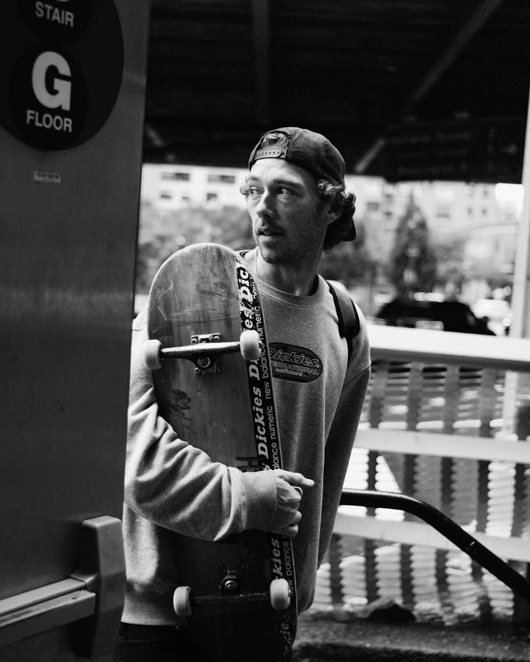 のインスタグラム：「【DICKIES SKATEBOARDING】  JAKE HAYES SIGNATURE COLLECTION   ディッキーズスケートチームメンバーでプロスケートボーダーであるジェイク・ヘイズとのシグネーチャーコラボコレクションを発表しました。  新天地に降り立ったジェイクはすぐにスケーターコミュニティに居場所を見つけました。このコレクションは彼を迎え入れてくれた人々へのオマージュであり、また、タグにある地球儀や地図のデザインはスケートボードが世界共通であることを表しています。  ジェイク・ヘイズの限定プロシグネチャーコレクションを手に入れよう。 詳細は 🔗から。  #DickiesSkate #JakeHayes」