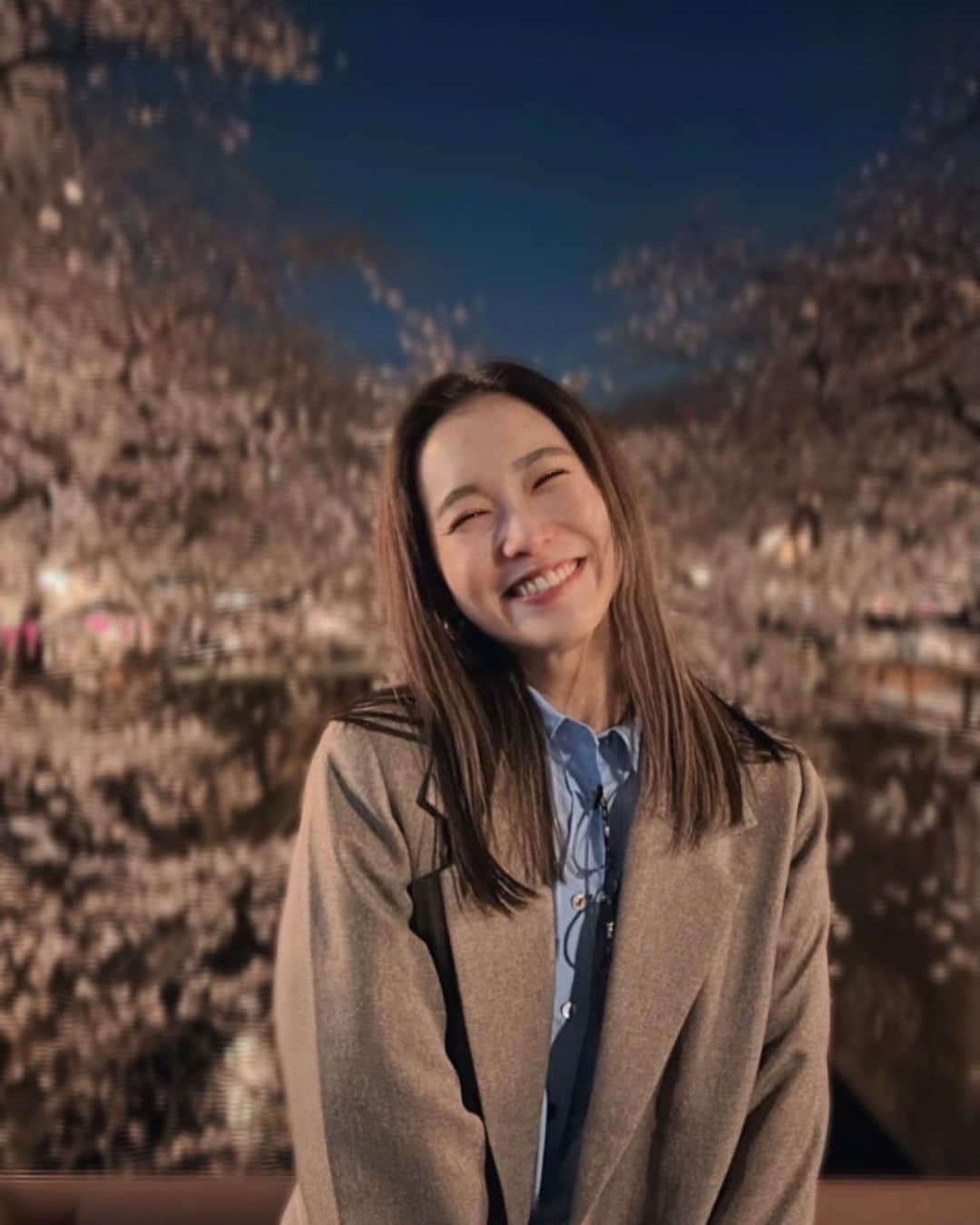 谷川りさこのインスタグラム：「今年も目黒川は 桜満開🌸 毎年観にこれて幸せ！  皆様もうお花見はしましたか？  #桜#sakura  #目黒川#夜桜ライトアップ  #夜桜#beautiful #春が来た #さくらさく」