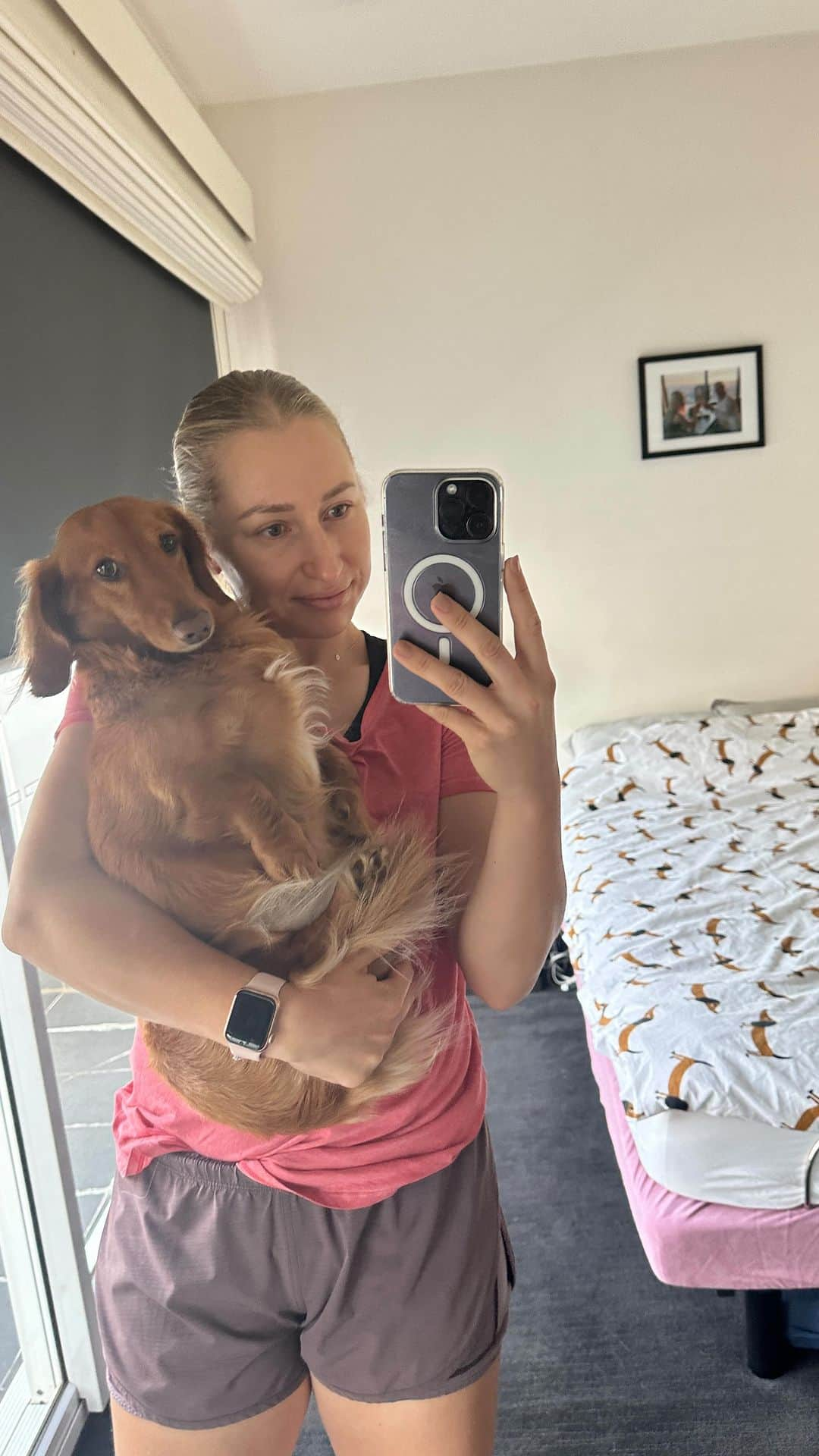 ダリア・ガブリロワのインスタグラム：「stay at home with mum >>> come to tennis 🫠 #sausagedog」