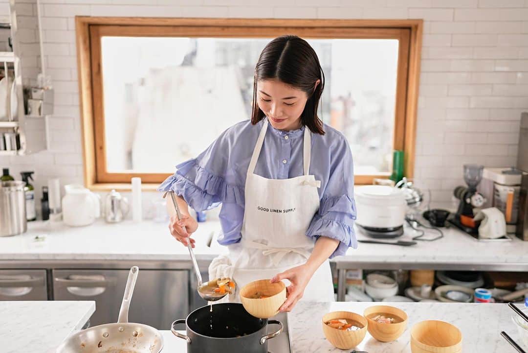 青谷優衣のインスタグラム：「明日から始まる料理教室 @valley_cooking   来てくださる皆様、お会いできるのを楽しみにしております。🫧🌷  📷 @hosono_shinji  💄 @yoshie.sasaki_hm   #料理教室 #料理教室東京」