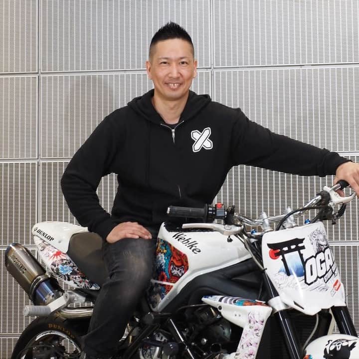 小川裕之のインスタグラム：「SHOEIの新しいロゴが発表されたの！！！ 皆さん知ってますか！？ 今日は東京モーターサイクルショー搬入日だったけど、SHOEIの新ロゴが入ったパーカーで行ってみたらWebikeのスタッフさんが取材で来てたので、写真も撮ってもらって、記事に載せてもらいました♪ 今回の新しいロゴは、従来のヘルメットブランドという枠組みだけでなく、カジュアルさや他のスポーツにも広がるようなコンセプトのようで、新ロゴが印字されたスケートボードが展示されていて、 「もしかしたらSHOEIアパレル展開くるのか！？」 というような期待が感じられる雰囲気でした。 SHOEIアパレルがラインナップされたらみんな買うよね！？ ちなみに新ロゴが入ったヘルメットも展示されているので、モーターサイクルショーに行く方はSHOEIブースでチェックだ👊 コンセプトについては記事にしっかりと書いてあるので、気になる方は是非読んでみてください👇👇👇 https://news.webike.net/parts-gears/304397/  #OGAチャンネル #SHOEI #Webike」