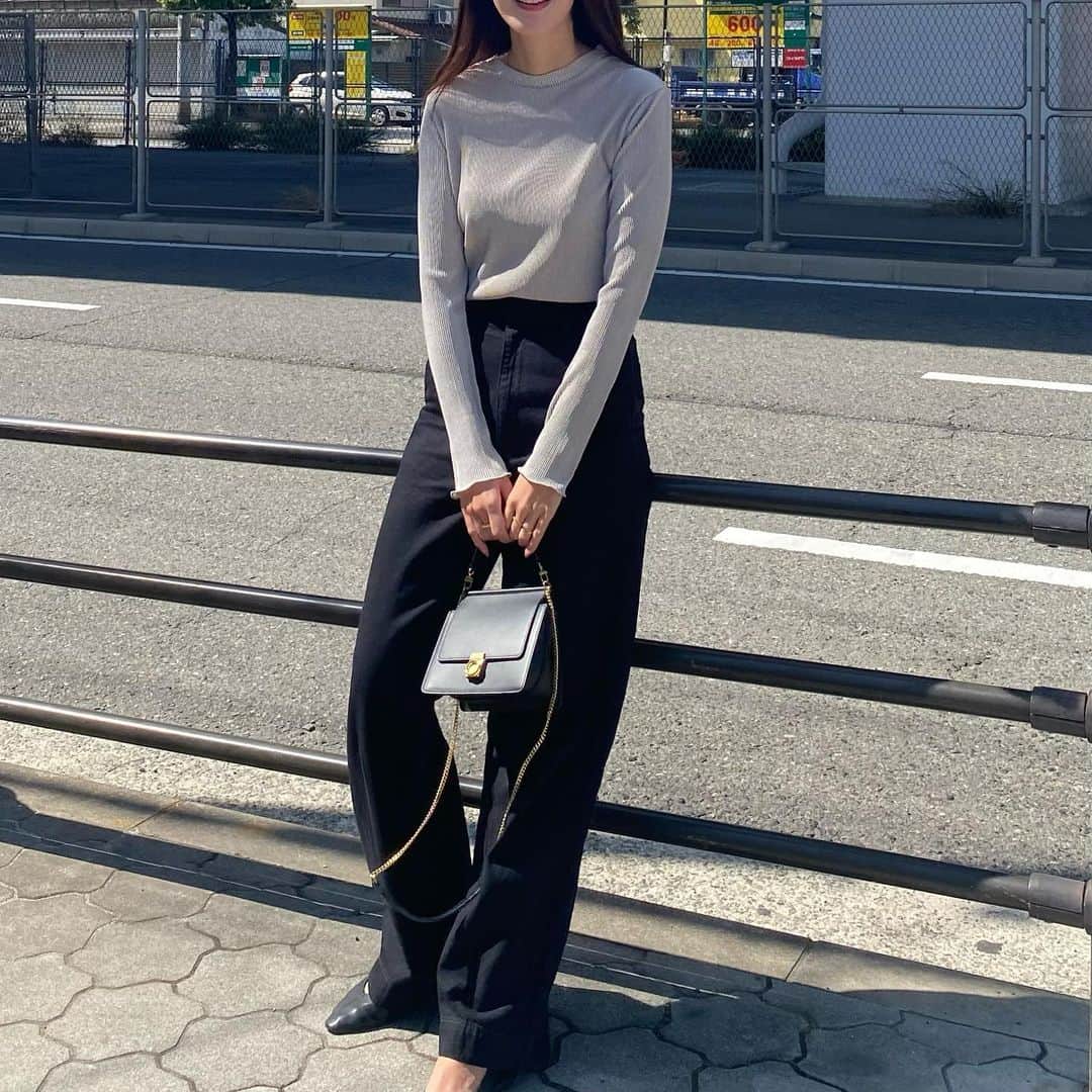 Nagiのインスタグラム：「春に使えるトップス  細かな縦プリーツで上品な感じだけどカジュアルなアイテムともあう☺️  tops. @classicalelf_official  (グレイッシュベージュ•L size着) bottom. #uniqlo  bag. polene   . .  #クラシカルエルフ #classicalelf #エルフコーデ #タイアップ #uniqlo #gu #zara #ユニクロ #ジーユー #ザラ #zozo #zozotown #zozo購入品 #zozotown購入品 #プリーツブラウス #メロウトップス #ラウンドネック#春服#春コーデ#大人カジュアル」