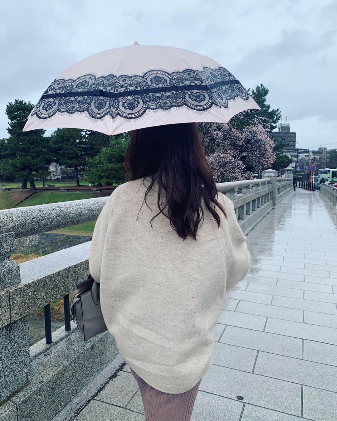 犬塚あさなさんのインスタグラム写真 - (犬塚あさなInstagram)「雨の京都もいいねえ❤︎  #彼女とデートなうに使っていいよ #懐かし笑 #デート #京都デート　#姉妹デート」3月23日 19時25分 - wanchan_0319