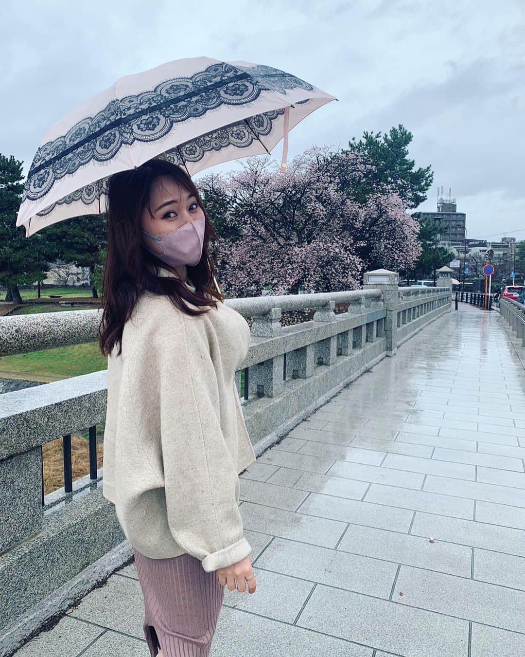 犬塚あさなのインスタグラム：「雨の京都もいいねえ❤︎  #彼女とデートなうに使っていいよ #懐かし笑 #デート #京都デート　#姉妹デート」