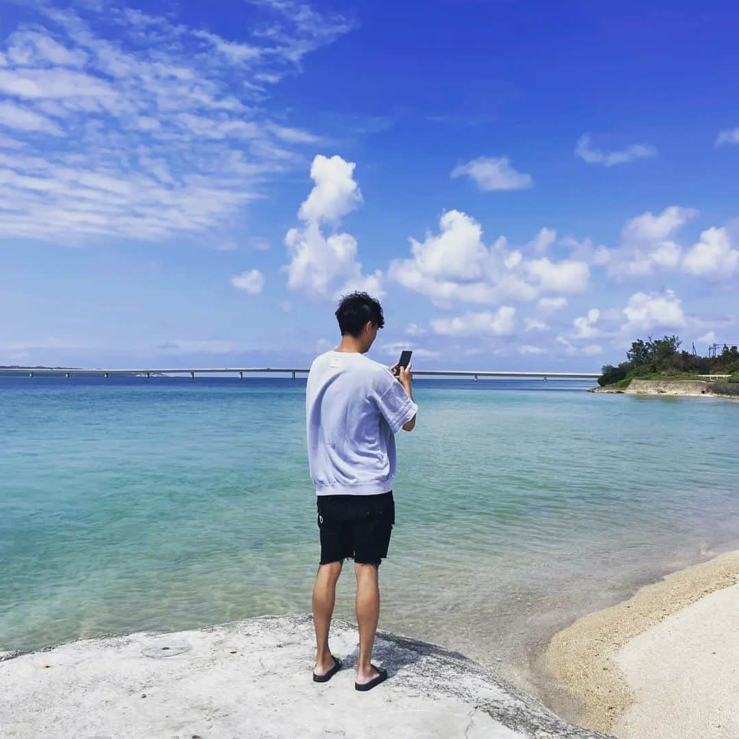 中村昌也のインスタグラム：「海と僕。。。 色んなビーチに行ってみたい。。。 本日も営業しております❕ 皆様、お待ちしております😆　 宮古島市平良字下里646-2 バロックビル6階 #宮古島 #沖縄 #宮古島バー #miyakojima #miyakojimabar #バーイズ #イズ #baris #is #newopen #居酒屋 #海 #beach #japan #中村昌也」