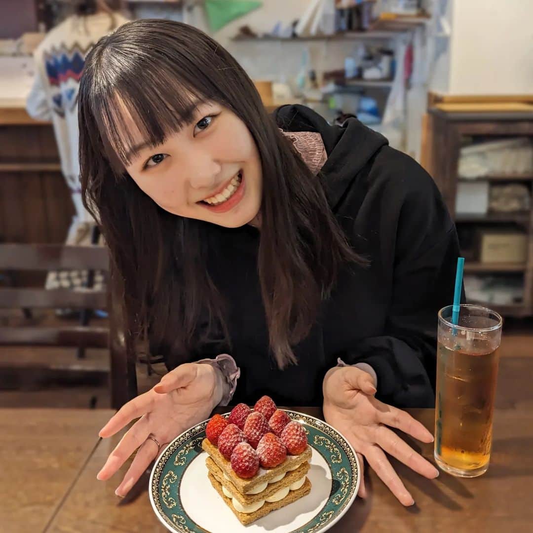 山下森羅さんのインスタグラム写真 - (山下森羅Instagram)「友達におすすめしてもらって⁡ ⁡⁡ずっと行きたかったカフェに行ってきました～☕*°⁡ ⁡⁡⁡ ⁡とっても可愛かったし、⁡ ⁡美味しかったです～(*´ч`*)🍓🫶⁡」3月23日 19時29分 - shiira_yamashita0922