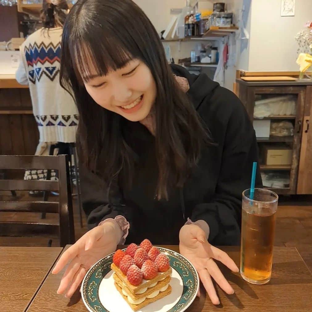山下森羅さんのインスタグラム写真 - (山下森羅Instagram)「友達におすすめしてもらって⁡ ⁡⁡ずっと行きたかったカフェに行ってきました～☕*°⁡ ⁡⁡⁡ ⁡とっても可愛かったし、⁡ ⁡美味しかったです～(*´ч`*)🍓🫶⁡」3月23日 19時29分 - shiira_yamashita0922
