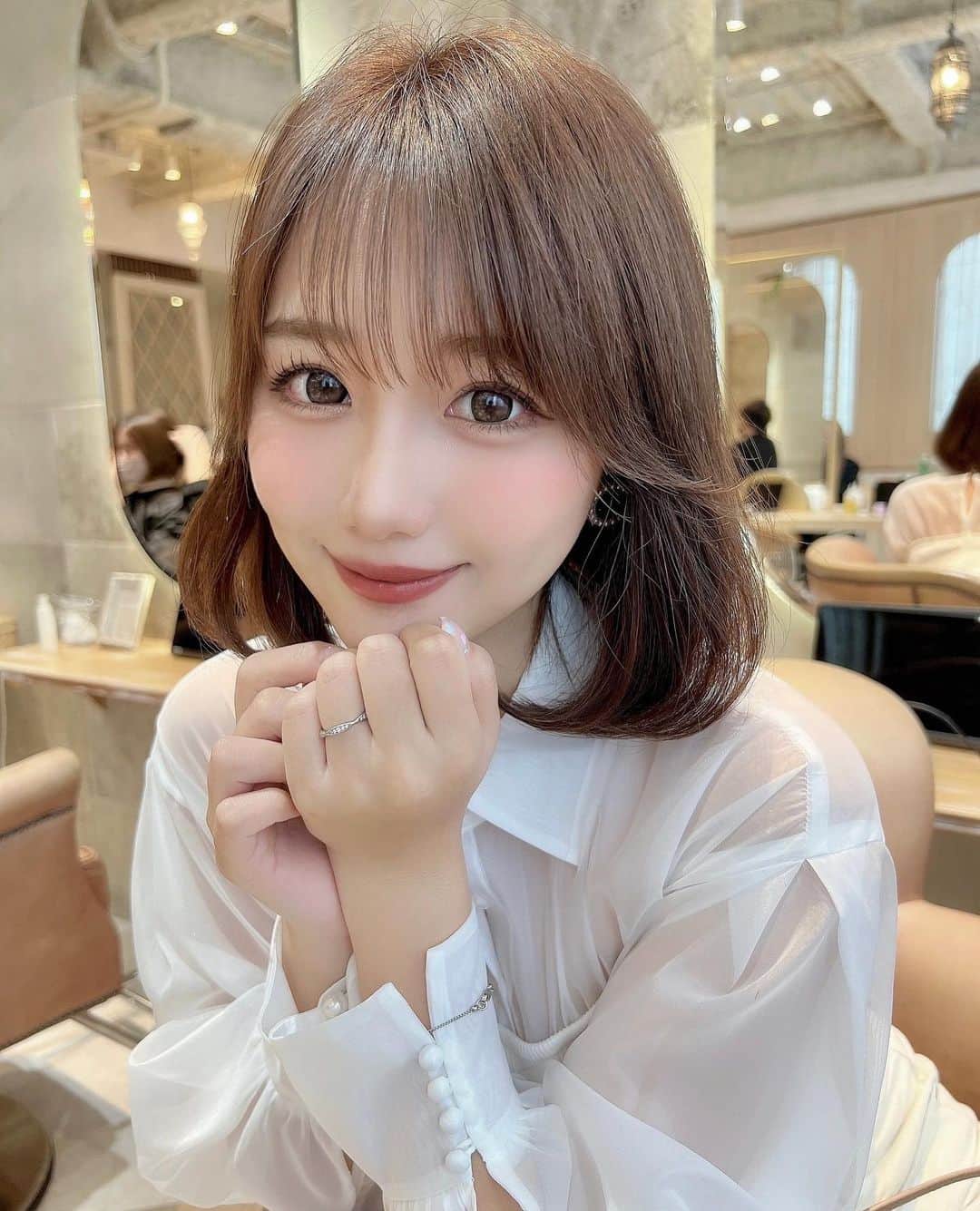 加藤里奈のインスタグラム：「⋆ 久しぶりの！ボブにしました🤍  結婚式終わってからずっと切りたくて 念願のボブです🫧  @ikko_hair ありがとうございます！  質問にあったトップスは @snidel_official です♡  #ボブ #ボブアレンジ #ボブヘア  #卒花嫁 #ヘアスタイル #ヘアカット #タンバルモリ  #イメチェン #ボブヘアー #snidel #zara #chanel」