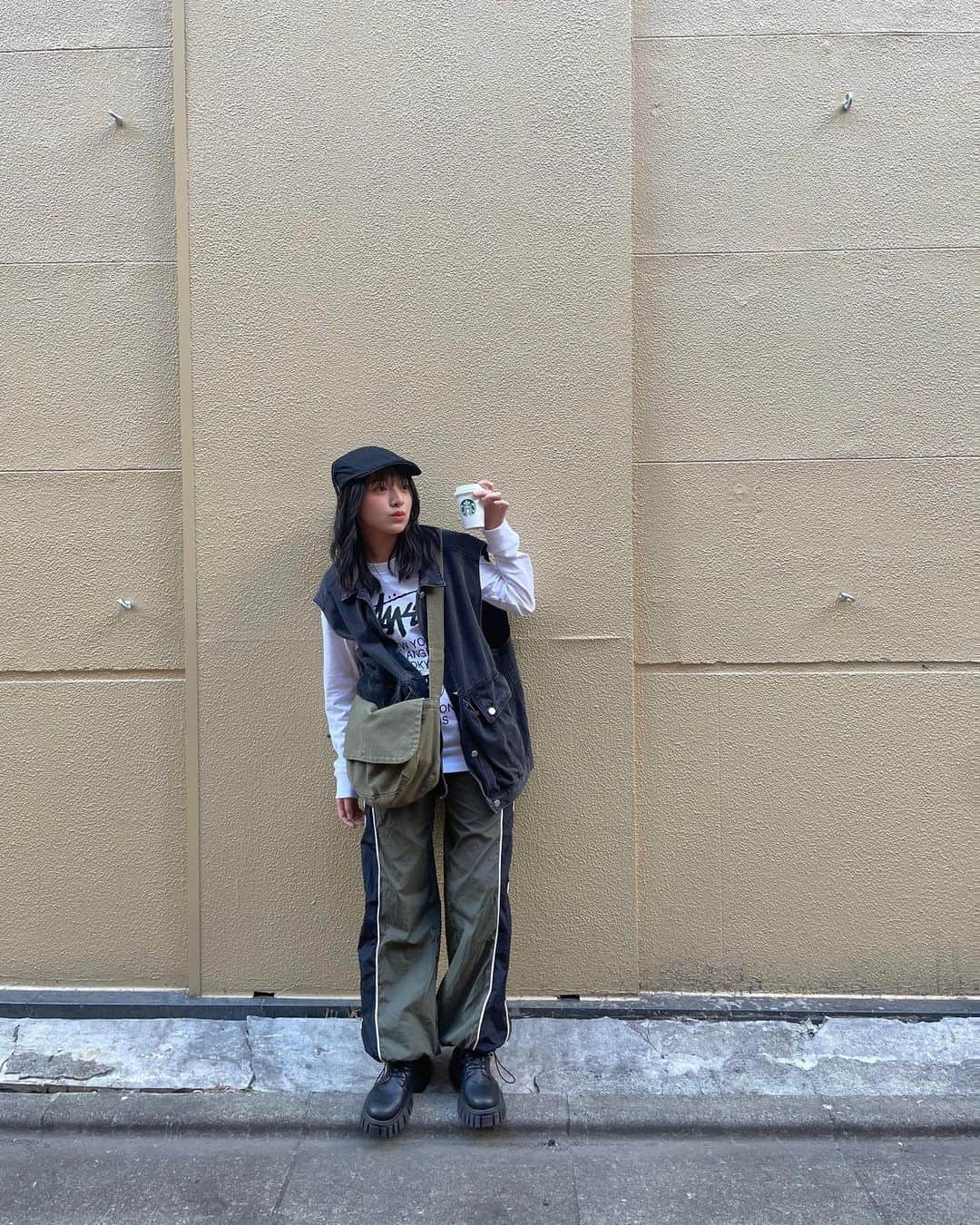 ありさのインスタグラム：「スタバのココアおいしい🫶🏻   #私服  #ストリートファッション  #ストリート系女子  #jk  #春コーデ」