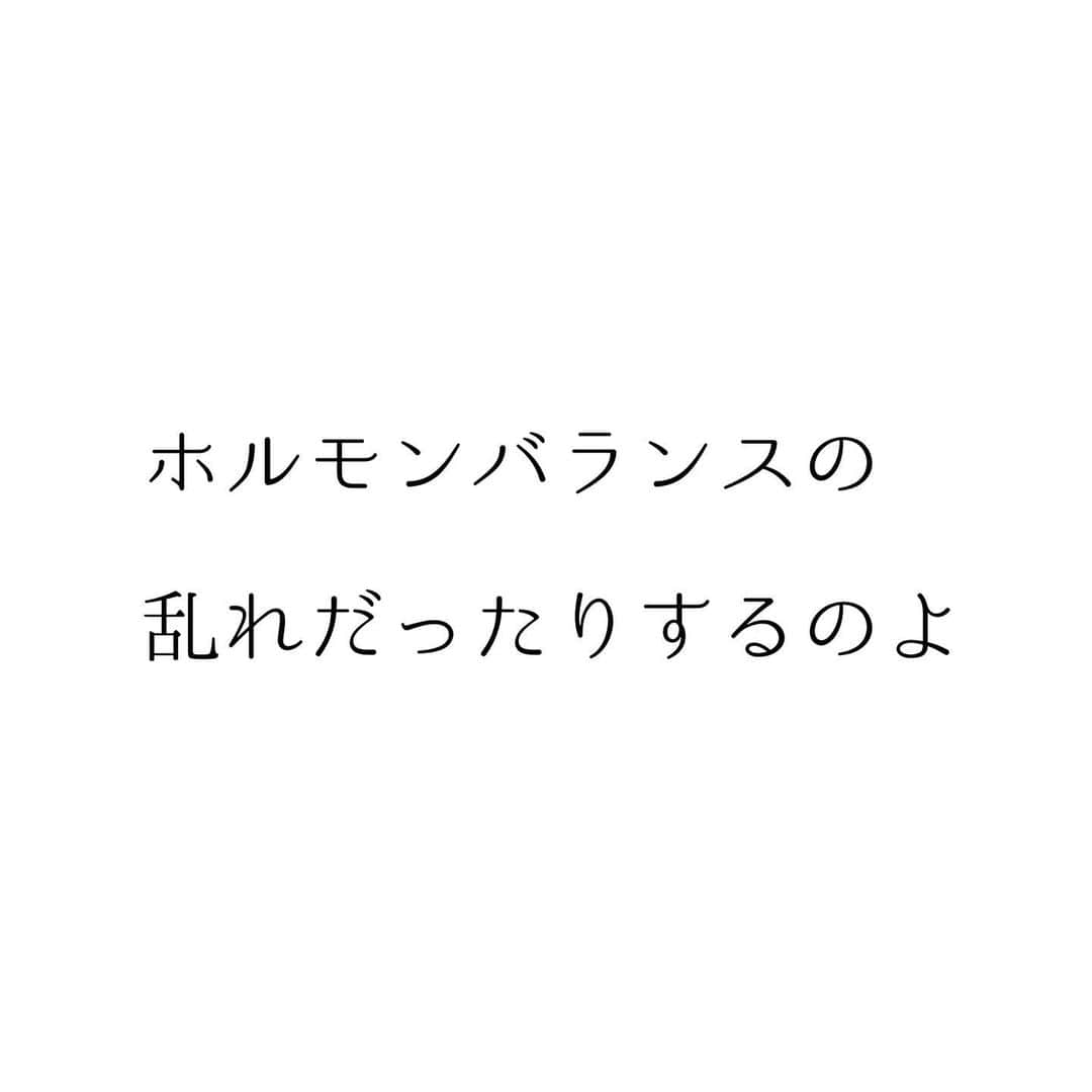 堀ママさんのインスタグラム写真 - (堀ママInstagram)「ディナゲストを使ってた方が 夫に急に嫌悪感が出て…って言われてたのが 使うのをやめたら 全然嫌じゃなくなったって ルンルンで話してくれたの。  ホルモン治療でこういったこともあるから 頭のかたすみに置いとくといいわよ(個人差あり) 知らなかったら悩むわね…  ニオイ問題って 人間の心の深いところに作用するから 意外と深刻だわ  女性ホルモンや男性ホルモンって 体臭や口臭に影響してるから 侮れないのよ  男性の加齢臭というか オヤジ臭も深刻だけど 女性の側も要注意で エストロゲンの減少する 更年期以降は体臭が発生しやすくなるのね  そこにイライラが加わると ストレスによる硫黄系の臭いが皮膚から出て さらにオイニー問題が深刻化するから ストレス発散やリラックスって そういう意味でも大切なの  大豆製品に多く含まれるイソフラボンは 女性ホルモンを整える働きがあるのはもちろん オイニー問題を和らげる効果があるから 歳を重ねるにつれて 積極的に大豆食品は食べていきたいわ  #臭い #におい #体臭 #口臭 #オヤジ臭 #加齢臭 #女性ホルモン #ホルモンバランス #ピル   #大丈夫」3月23日 19時32分 - hori_mama_