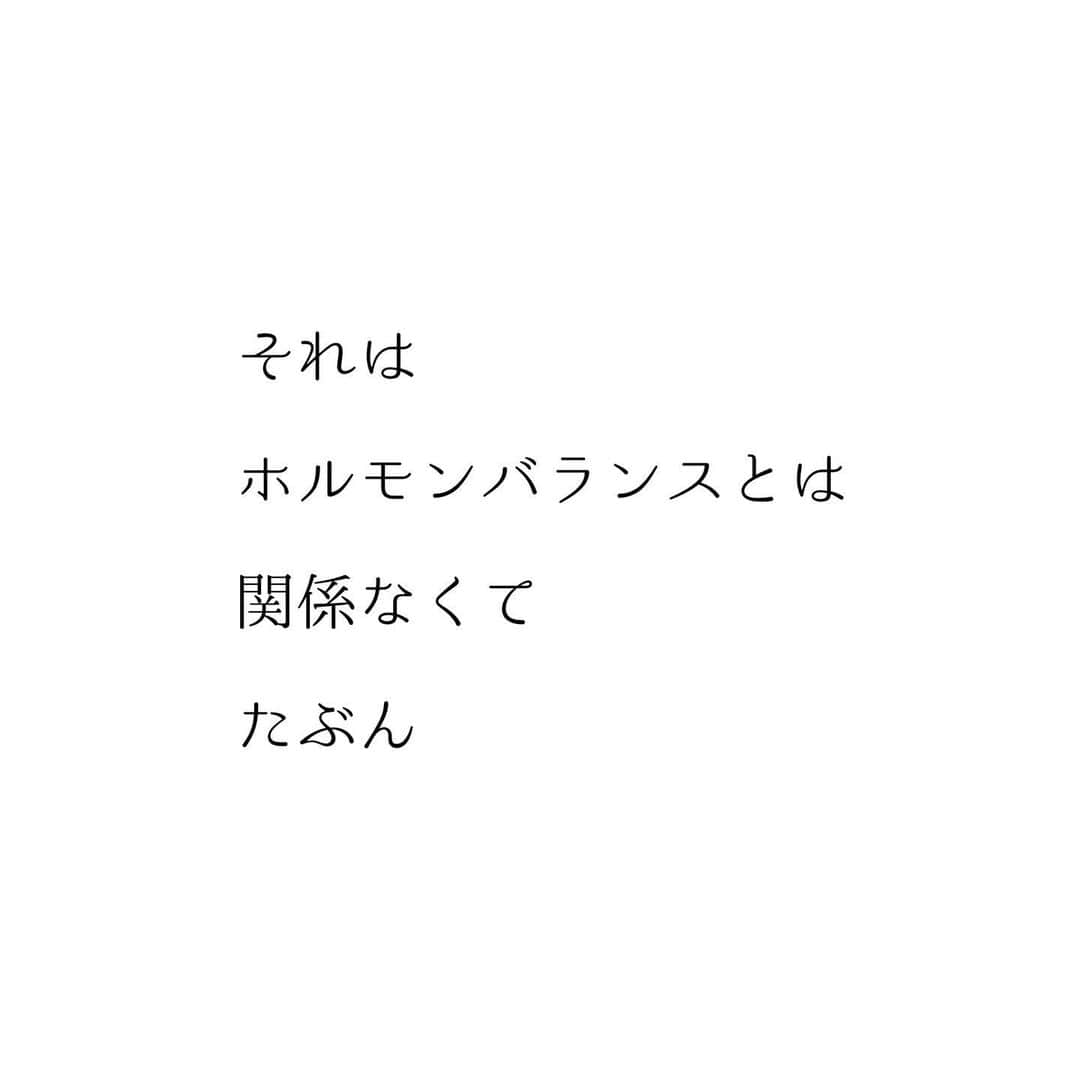 堀ママさんのインスタグラム写真 - (堀ママInstagram)「ディナゲストを使ってた方が 夫に急に嫌悪感が出て…って言われてたのが 使うのをやめたら 全然嫌じゃなくなったって ルンルンで話してくれたの。  ホルモン治療でこういったこともあるから 頭のかたすみに置いとくといいわよ(個人差あり) 知らなかったら悩むわね…  ニオイ問題って 人間の心の深いところに作用するから 意外と深刻だわ  女性ホルモンや男性ホルモンって 体臭や口臭に影響してるから 侮れないのよ  男性の加齢臭というか オヤジ臭も深刻だけど 女性の側も要注意で エストロゲンの減少する 更年期以降は体臭が発生しやすくなるのね  そこにイライラが加わると ストレスによる硫黄系の臭いが皮膚から出て さらにオイニー問題が深刻化するから ストレス発散やリラックスって そういう意味でも大切なの  大豆製品に多く含まれるイソフラボンは 女性ホルモンを整える働きがあるのはもちろん オイニー問題を和らげる効果があるから 歳を重ねるにつれて 積極的に大豆食品は食べていきたいわ  #臭い #におい #体臭 #口臭 #オヤジ臭 #加齢臭 #女性ホルモン #ホルモンバランス #ピル   #大丈夫」3月23日 19時32分 - hori_mama_