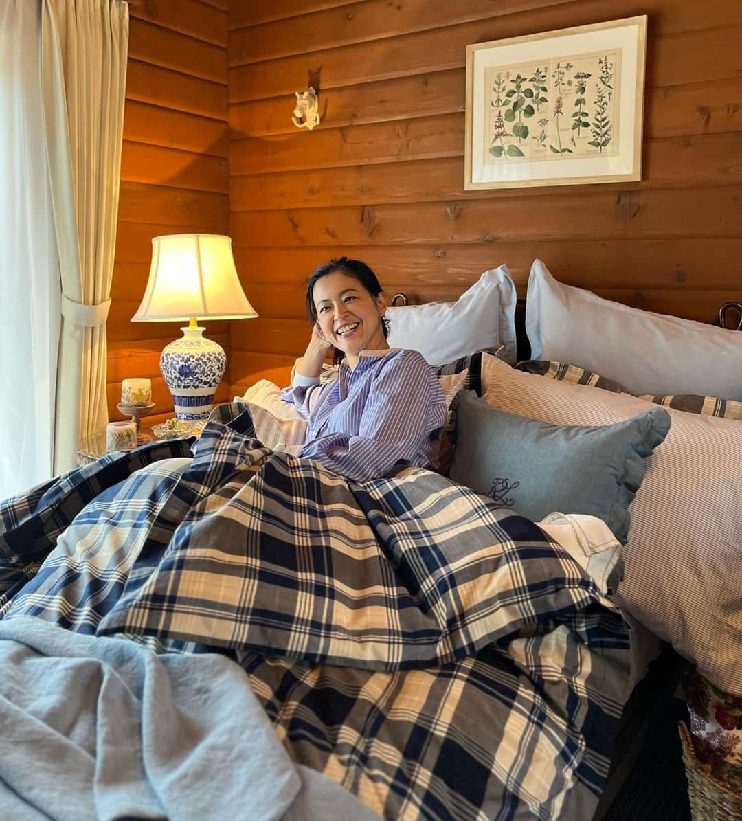 黒谷友香のインスタグラム：「皆さん、こんばんは！ 今日はともねぇ、ある番組収録で大阪に行って来たよ〜。 滞在時間6時間（笑） でも、地元大阪の空気を吸えて嬉しい私です😆  そして、今夜🌜日が変わった 深夜1時からQVCに出演するよよん♪観てね〜🤗 QVCでは、ラルフローレンホームをご紹介。  ラルフローレンホームは、ともねぇが大好きなブランド。2021年のホリデーシーズンの時も、ある雑誌の企画でラルフローレンホームさんとロッジで動画や写真撮影をしたり、思い入れが深いブランド。  使い始めてから何年経つかなぁ？🤔？ 約25年だ‼︎うわぁ、自分でも驚いちゃうね（笑） 東京と千葉の2拠点生活をしているから、場所や季節で、 ベッドリネンやクッション類を変えて、 お部屋全体の雰囲気をガラッと変えるのが楽しくて好き❣️  この2023年春夏の新作、 リンデンシリーズ、めっちゃかわいくない？ 特にコンフォーターカバー（布団カバー）と ピローシャム（枕カバー）のブルーやベージュ、ホワイトが織りなす夏らしい爽やかなチェック柄が素敵✨  肌触りも柔らかいコットンを使ってるから、気持ち良いよ！ベッドの1番奥にある、おっきなクッションは、 あるとコーディネートにより立体感が出てオシャレ。 本を読んだりテレビを見たりする時にも、ふんわりクッションにもたれかかれて便利だよ。  今まで持ってた布団カバーや枕カバーは、 花柄が多いんだけど（ベッドでもガーデニングしてる私） それともすんなりマッチしてくれる リンデンシリーズのチェック柄。 これからどんどん使っていくうちに、自分なりのステキな組み合わせ方も発見していくだろうから、楽しくなりそう😁  1つシリーズが増えて、お部屋やベッドのコーディネート幅が広がっていくのが嬉しいともねぇです🥰  🛌🛏🛌🛏 🛌🛏🛌🛏 🛏 🛌🛏🛌🛏 🛏 🛌🛏  QVC HPのTOP PAGE “QVC LIVE “ から放送をご覧いただけます。 https://qvc.jp/  YouTubeでもQVCのアカウントのLive（ライブ）というチャンネルで閲覧可能です。  https://www.youtube.com/watch?v=QI9UMSOBaQk&ab_channel=QVCJapan%E3%80%90%E5%85%AC%E5%BC%8F%E3%80%91  🛌🛏🛌🛏 🛌🛏🛌🛏 🛌🛏🛌🛏 🛏 🛌🛏🛌  #ralphlauren#poloralphlauren#乗馬#馬#東京 #tokyo#sdgs##ralphlaurenhome#ラルフローレンホーム#ラルフローレンホームベディングLINDEN#ハーブ#ログバウス#ガーデニング#DIY#LOVOT#ラボット#日本#日産 #nissan#EV#日産ariya#ai#大鵬薬品工業#バップフォーレディ#エビス#プレミアムケアハブラシ#いち瑠#黒谷友香」