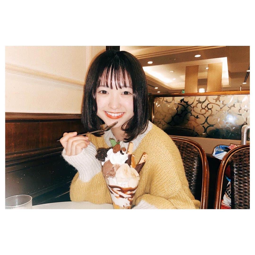 一ノ瀬陽鞠（ひまりん）さんのインスタグラム写真 - (一ノ瀬陽鞠（ひまりん）Instagram)「大阪を満喫して食べ歩きしてる時 普段あまり見かけないオシャレなカフェがあったの.☕️♡  「お腹いっぱいだからちょっと休憩するか〜」って言いながら美味しそうなチョコレートパフェを見つけて、いつの間にかに注文しちゃってた笑  2人はメロンソーダに抑えてたのに🍒  でも2人にチョコレートパフェおすそ分けしたら「おいしー」ていってたからおっけ(՞ . .՞)"」3月23日 19時33分 - lespros_himari