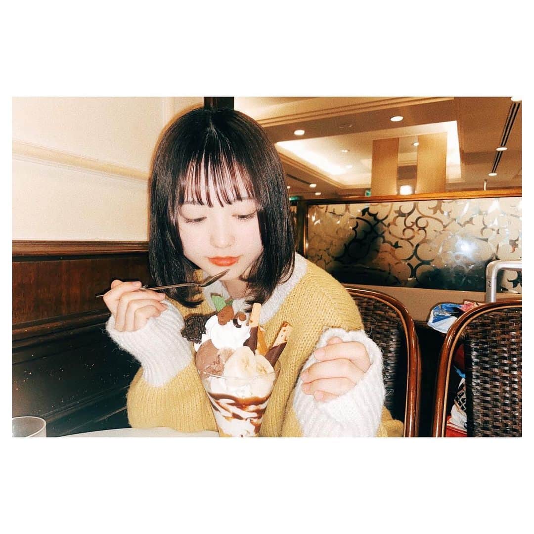 のインスタグラム：「大阪を満喫して食べ歩きしてる時 普段あまり見かけないオシャレなカフェがあったの.☕️♡  「お腹いっぱいだからちょっと休憩するか〜」って言いながら美味しそうなチョコレートパフェを見つけて、いつの間にかに注文しちゃってた笑  2人はメロンソーダに抑えてたのに🍒  でも2人にチョコレートパフェおすそ分けしたら「おいしー」ていってたからおっけ(՞ . .՞)"」