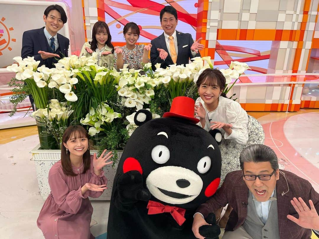 渡邊渚のインスタグラム：「先週のことですが、めざましテレビにくまモンが来てくれました。 軽部さんと手を繋いでる...🤭 元気いっぱいのくまモンにパワーをもらいました！  さぁみなさん、明日もめざましテレビで目を覚ましてくださいね〜 おやすみなさい  ©︎2010熊本県くまモン  #めざましテレビ#くまモン」