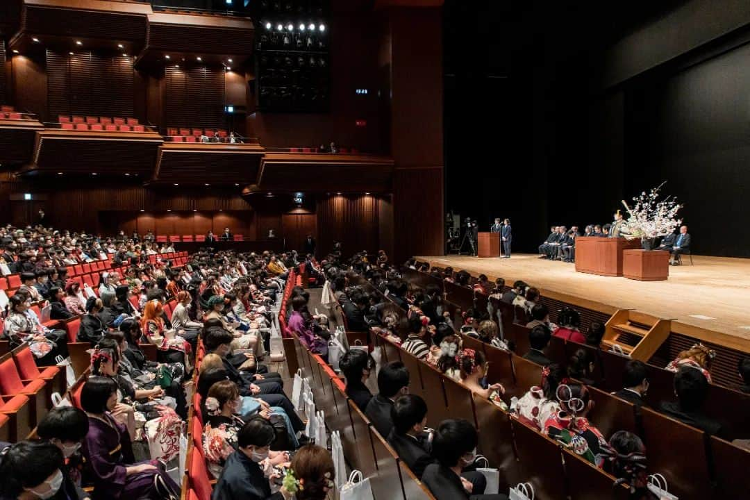 東京造形大学 Tokyo Zokei Universityさんのインスタグラム写真 - (東京造形大学 Tokyo Zokei UniversityInstagram)「_ 💐2022年度学位授与式💐  2023年3月23日、J:COMホール八王子にて、2022年度学位授与式が執り行われました😊  卒業生、修了生の皆さん、ご卒業おめでとうございます 🎓✨  #東京造形大学 #美術 #アート #デザイン #美術大学 #美大 #大学 #卒業 #修了 #卒業式 #学位授与式 #おめでとうございます #健康に気を付けて #応援しています #またいつでも帰ってきてください  #tokyozokeiuniversity #tzu #zokei #art #design #graduation #bachelor #master #phd #degree」3月23日 19時36分 - tokyo_zokei_univ_official