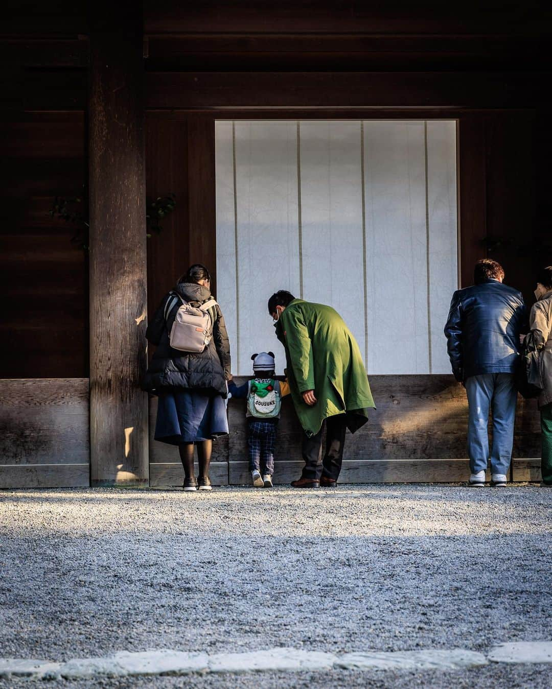 SHOCK EYEさんのインスタグラム写真 - (SHOCK EYEInstagram)「午前中に訪れた伊勢神宮、外宮。 参拝客もまだ少なくてとても気持ちの良い空気が流れていたよ。  伊勢に行く時は必ず、外宮、そして内宮という順番で訪れる。  どちらもいつ行っても心落ち着く最高の場所だ。  聞こえるのは鳥の鳴き声と玉砂利を踏みしめる音、清々しい空気を吸いながら、丁寧な所作で手を合わせる🙏  少しでもいい、、 静かな時間、整った時間を日々の中に持つことが大切だよ。  情報だらけの現代社会において、気づかないうちに心乱されてる僕ら。  神社はそんな僕らに静かな時間や、自分を見つめ直す時間をくれる特別な場所なんだ。  お願い事をする時だけじゃなくて、日常の中で是非ふらっと立ち寄って、手を合わせてみてはどうかな✨  あ、そうそう外宮といえば、 おすすめは多賀宮。  個人的なお願い事をするならば、こちらですると良いよ。 豊受大神の荒御魂が祀られている由緒高いお宮だよ＾＾  #伊勢神宮 #外宮 #神恩感謝 #多賀宮」3月23日 19時47分 - shockeye_official