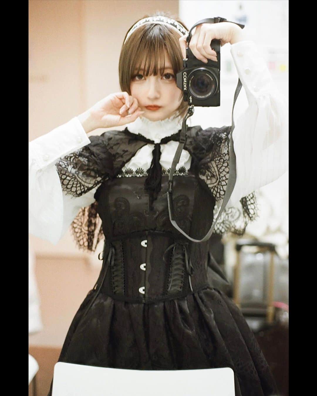 のインスタグラム：「🐇✝️💭  ライブの時の載せきれない撮ってもらったやつと、撮ったやつ📷  ゴスロリな衣装初めて着た🥀 ふわふわで着るの楽しかった〜💭 次は何かイベントとかで着たい✝️」