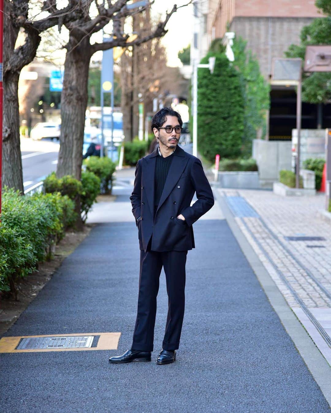 福島雄介さんのインスタグラム写真 - (福島雄介Instagram)「. . A simple black outfit... . . シンプルにブラックだった日。 野暮ったくならないように小物をちょっと。 . .  Glasses- @jacquesmariemage  Suit- @ring_jacket  Knit- @vandori_aoyama × @designworks_mens_official  Shoes- @enzobonafeshoes  Acc- @givenchy @tiffanyandco @hermes @adawat_n_tuareg  Watch- @vacheronconstantin  . . #mensfashion #suitstyle #classic #ootdmen #menswear #suit #vintagewatch #jewelry #glasses #menstyle #ootdfashion #mensclothing #gentlemanstyle #vintagejewelry #classicstyle」3月23日 19時45分 - yusuke_tiamo_fukushima