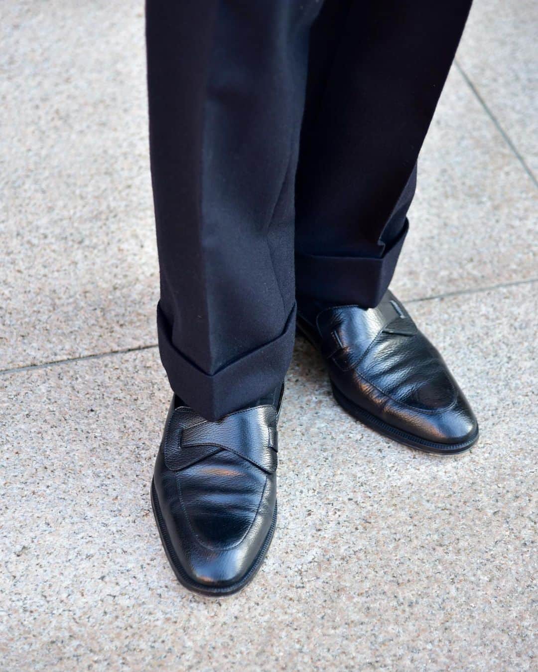 福島雄介さんのインスタグラム写真 - (福島雄介Instagram)「. . A simple black outfit... . . シンプルにブラックだった日。 野暮ったくならないように小物をちょっと。 . .  Glasses- @jacquesmariemage  Suit- @ring_jacket  Knit- @vandori_aoyama × @designworks_mens_official  Shoes- @enzobonafeshoes  Acc- @givenchy @tiffanyandco @hermes @adawat_n_tuareg  Watch- @vacheronconstantin  . . #mensfashion #suitstyle #classic #ootdmen #menswear #suit #vintagewatch #jewelry #glasses #menstyle #ootdfashion #mensclothing #gentlemanstyle #vintagejewelry #classicstyle」3月23日 19時45分 - yusuke_tiamo_fukushima