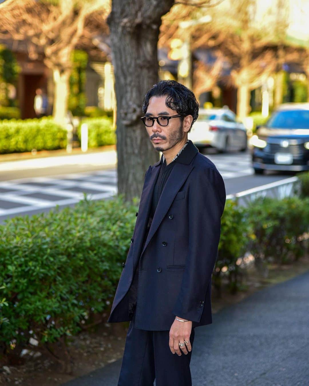 福島雄介のインスタグラム：「. . A simple black outfit... . . シンプルにブラックだった日。 野暮ったくならないように小物をちょっと。 . .  Glasses- @jacquesmariemage  Suit- @ring_jacket  Knit- @vandori_aoyama × @designworks_mens_official  Shoes- @enzobonafeshoes  Acc- @givenchy @tiffanyandco @hermes @adawat_n_tuareg  Watch- @vacheronconstantin  . . #mensfashion #suitstyle #classic #ootdmen #menswear #suit #vintagewatch #jewelry #glasses #menstyle #ootdfashion #mensclothing #gentlemanstyle #vintagejewelry #classicstyle」