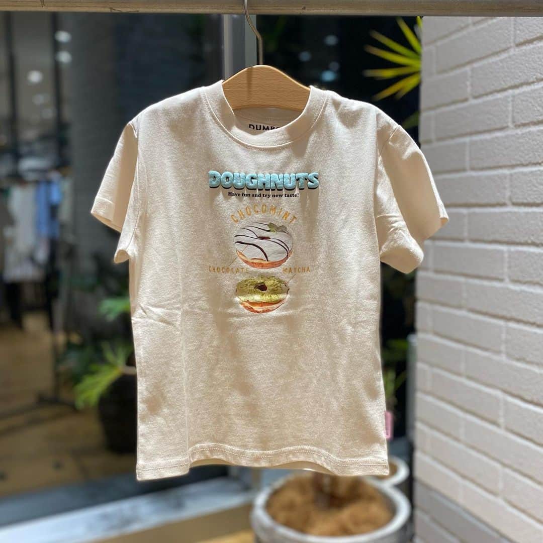 green label relaxing 自由が丘店さんのインスタグラム写真 - (green label relaxing 自由が丘店Instagram)「DUMBO Doughnuts and CoffeeとのコラボレーションTシャツが本日より発売スタート🍩   麻布十番や自由が丘、横浜など、 都内近郊にお店を構え、こだわりのNYCドーナツと 相性の良いコーヒーを提案するスペシャリティストア ＜DUMBO Doughnuts and Coffee＞と コラボレーションしたTシャツをご用意しました♪ 人気のグレーズソースがかかった リッチなドーナツをプリントした、 可愛らしいデザインが魅力です。 ぜひこの機会にご覧ください☺️             DUMBO Doughnuts and Coffee( @dumbodc )   【INFORMATION】 ■発売日 　2023年3月23日(木)   ■販売店舗 ユナイテッドアローズ グリーンレーベル リラクシング キッズお取り扱い店舗 UNITED ARROWS ONLINE   ■商品情報 DUMBO×GLRドーナツTEE Size：110-130cm Price：￥2,750 No.3817-599-1957   Size：140-150cm Price：￥3,300 No. 3867-599-1957   #dumbodc #dumbodoughnutsandcoffee #doughnut #unitedarrows #greenlabelrelaxing #greenlabelrelaxingkids   #donuts #coffee #coffeeshop #ダンボドーナツ #ダンボドーナツアンドコーヒー #ドーナツ #コーヒー #ユナイテッドアローズ #グリーンレーベルリラクシング #キッズコーデ #子供服#男の子ママ#女の子ママ#子育て#女の子服  #男の子服#小学生コーデ #小学生女子 #小学生ママ #キッズ服 #コラボレーション」3月23日 19時46分 - glr_jiyugaoka