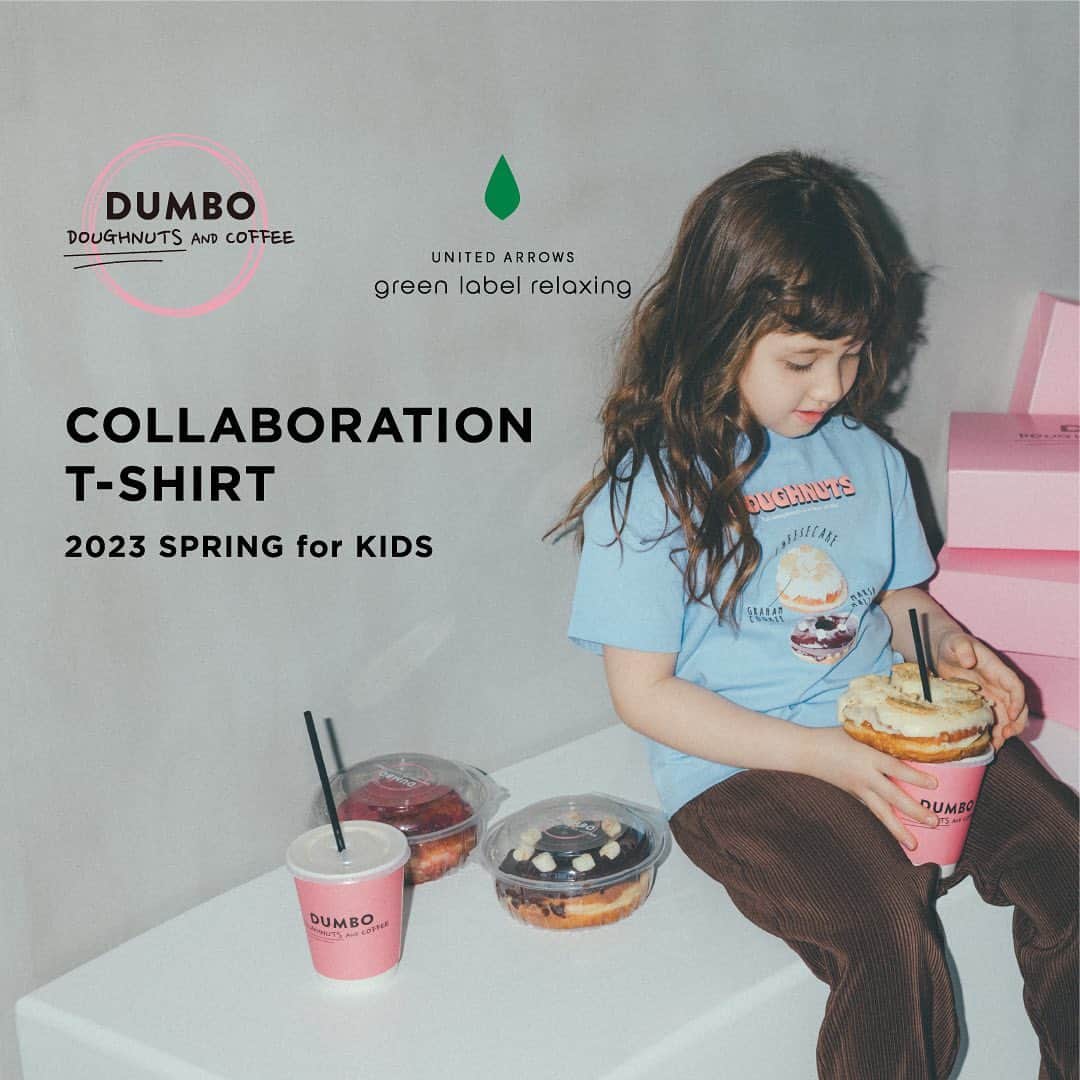 green label relaxing 自由が丘店さんのインスタグラム写真 - (green label relaxing 自由が丘店Instagram)「DUMBO Doughnuts and CoffeeとのコラボレーションTシャツが本日より発売スタート🍩   麻布十番や自由が丘、横浜など、 都内近郊にお店を構え、こだわりのNYCドーナツと 相性の良いコーヒーを提案するスペシャリティストア ＜DUMBO Doughnuts and Coffee＞と コラボレーションしたTシャツをご用意しました♪ 人気のグレーズソースがかかった リッチなドーナツをプリントした、 可愛らしいデザインが魅力です。 ぜひこの機会にご覧ください☺️             DUMBO Doughnuts and Coffee( @dumbodc )   【INFORMATION】 ■発売日 　2023年3月23日(木)   ■販売店舗 ユナイテッドアローズ グリーンレーベル リラクシング キッズお取り扱い店舗 UNITED ARROWS ONLINE   ■商品情報 DUMBO×GLRドーナツTEE Size：110-130cm Price：￥2,750 No.3817-599-1957   Size：140-150cm Price：￥3,300 No. 3867-599-1957   #dumbodc #dumbodoughnutsandcoffee #doughnut #unitedarrows #greenlabelrelaxing #greenlabelrelaxingkids   #donuts #coffee #coffeeshop #ダンボドーナツ #ダンボドーナツアンドコーヒー #ドーナツ #コーヒー #ユナイテッドアローズ #グリーンレーベルリラクシング #キッズコーデ #子供服#男の子ママ#女の子ママ#子育て#女の子服  #男の子服#小学生コーデ #小学生女子 #小学生ママ #キッズ服 #コラボレーション」3月23日 19時46分 - glr_jiyugaoka