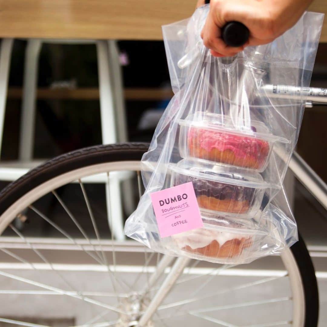 green label relaxing 自由が丘店さんのインスタグラム写真 - (green label relaxing 自由が丘店Instagram)「DUMBO Doughnuts and CoffeeとのコラボレーションTシャツが本日より発売スタート🍩   麻布十番や自由が丘、横浜など、 都内近郊にお店を構え、こだわりのNYCドーナツと 相性の良いコーヒーを提案するスペシャリティストア ＜DUMBO Doughnuts and Coffee＞と コラボレーションしたTシャツをご用意しました♪ 人気のグレーズソースがかかった リッチなドーナツをプリントした、 可愛らしいデザインが魅力です。 ぜひこの機会にご覧ください☺️             DUMBO Doughnuts and Coffee( @dumbodc )   【INFORMATION】 ■発売日 　2023年3月23日(木)   ■販売店舗 ユナイテッドアローズ グリーンレーベル リラクシング キッズお取り扱い店舗 UNITED ARROWS ONLINE   ■商品情報 DUMBO×GLRドーナツTEE Size：110-130cm Price：￥2,750 No.3817-599-1957   Size：140-150cm Price：￥3,300 No. 3867-599-1957   #dumbodc #dumbodoughnutsandcoffee #doughnut #unitedarrows #greenlabelrelaxing #greenlabelrelaxingkids   #donuts #coffee #coffeeshop #ダンボドーナツ #ダンボドーナツアンドコーヒー #ドーナツ #コーヒー #ユナイテッドアローズ #グリーンレーベルリラクシング #キッズコーデ #子供服#男の子ママ#女の子ママ#子育て#女の子服  #男の子服#小学生コーデ #小学生女子 #小学生ママ #キッズ服 #コラボレーション」3月23日 19時46分 - glr_jiyugaoka