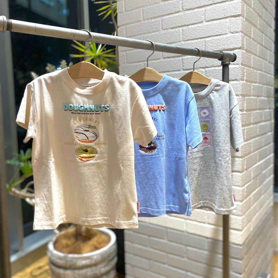green label relaxing 自由が丘店さんのインスタグラム写真 - (green label relaxing 自由が丘店Instagram)「DUMBO Doughnuts and CoffeeとのコラボレーションTシャツが本日より発売スタート🍩   麻布十番や自由が丘、横浜など、 都内近郊にお店を構え、こだわりのNYCドーナツと 相性の良いコーヒーを提案するスペシャリティストア ＜DUMBO Doughnuts and Coffee＞と コラボレーションしたTシャツをご用意しました♪ 人気のグレーズソースがかかった リッチなドーナツをプリントした、 可愛らしいデザインが魅力です。 ぜひこの機会にご覧ください☺️             DUMBO Doughnuts and Coffee( @dumbodc )   【INFORMATION】 ■発売日 　2023年3月23日(木)   ■販売店舗 ユナイテッドアローズ グリーンレーベル リラクシング キッズお取り扱い店舗 UNITED ARROWS ONLINE   ■商品情報 DUMBO×GLRドーナツTEE Size：110-130cm Price：￥2,750 No.3817-599-1957   Size：140-150cm Price：￥3,300 No. 3867-599-1957   #dumbodc #dumbodoughnutsandcoffee #doughnut #unitedarrows #greenlabelrelaxing #greenlabelrelaxingkids   #donuts #coffee #coffeeshop #ダンボドーナツ #ダンボドーナツアンドコーヒー #ドーナツ #コーヒー #ユナイテッドアローズ #グリーンレーベルリラクシング #キッズコーデ #子供服#男の子ママ#女の子ママ#子育て#女の子服  #男の子服#小学生コーデ #小学生女子 #小学生ママ #キッズ服 #コラボレーション」3月23日 19時46分 - glr_jiyugaoka