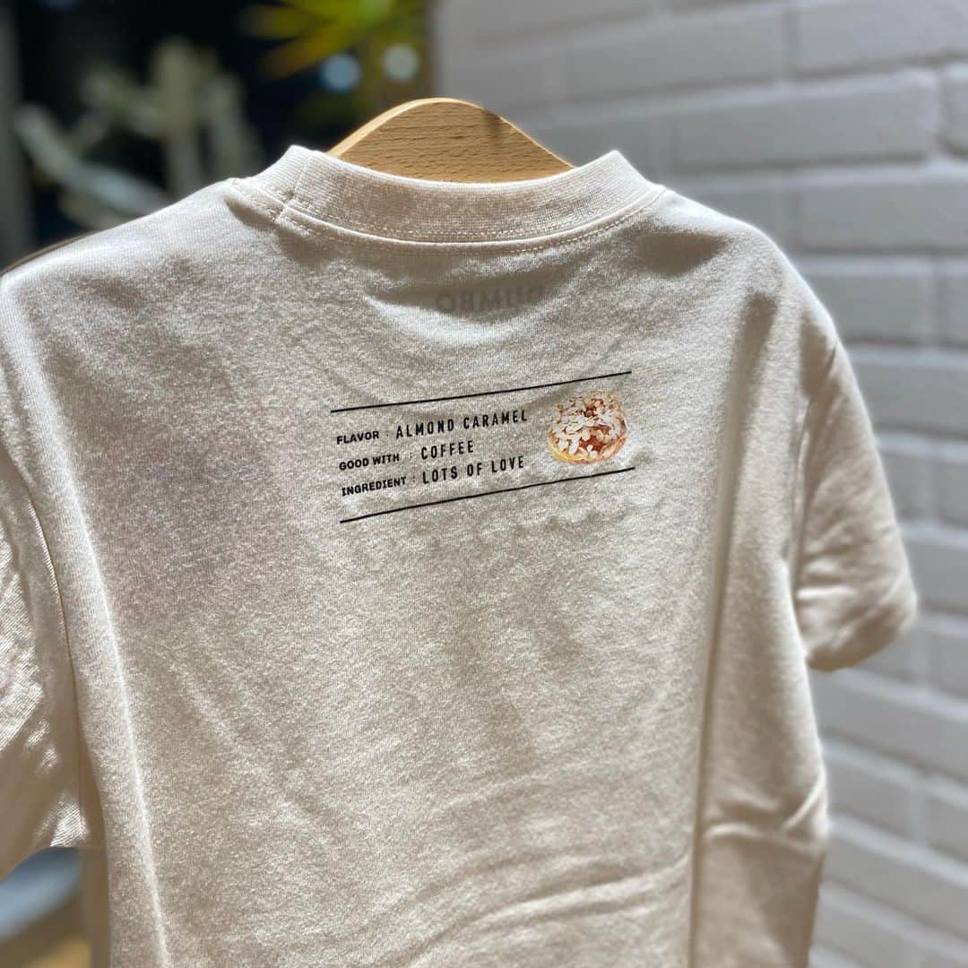 green label relaxing 自由が丘店さんのインスタグラム写真 - (green label relaxing 自由が丘店Instagram)「DUMBO Doughnuts and CoffeeとのコラボレーションTシャツが本日より発売スタート🍩   麻布十番や自由が丘、横浜など、 都内近郊にお店を構え、こだわりのNYCドーナツと 相性の良いコーヒーを提案するスペシャリティストア ＜DUMBO Doughnuts and Coffee＞と コラボレーションしたTシャツをご用意しました♪ 人気のグレーズソースがかかった リッチなドーナツをプリントした、 可愛らしいデザインが魅力です。 ぜひこの機会にご覧ください☺️             DUMBO Doughnuts and Coffee( @dumbodc )   【INFORMATION】 ■発売日 　2023年3月23日(木)   ■販売店舗 ユナイテッドアローズ グリーンレーベル リラクシング キッズお取り扱い店舗 UNITED ARROWS ONLINE   ■商品情報 DUMBO×GLRドーナツTEE Size：110-130cm Price：￥2,750 No.3817-599-1957   Size：140-150cm Price：￥3,300 No. 3867-599-1957   #dumbodc #dumbodoughnutsandcoffee #doughnut #unitedarrows #greenlabelrelaxing #greenlabelrelaxingkids   #donuts #coffee #coffeeshop #ダンボドーナツ #ダンボドーナツアンドコーヒー #ドーナツ #コーヒー #ユナイテッドアローズ #グリーンレーベルリラクシング #キッズコーデ #子供服#男の子ママ#女の子ママ#子育て#女の子服  #男の子服#小学生コーデ #小学生女子 #小学生ママ #キッズ服 #コラボレーション」3月23日 19時46分 - glr_jiyugaoka