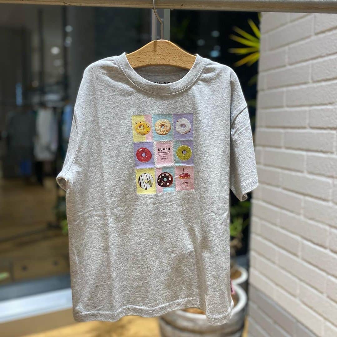 green label relaxing 自由が丘店さんのインスタグラム写真 - (green label relaxing 自由が丘店Instagram)「DUMBO Doughnuts and CoffeeとのコラボレーションTシャツが本日より発売スタート🍩   麻布十番や自由が丘、横浜など、 都内近郊にお店を構え、こだわりのNYCドーナツと 相性の良いコーヒーを提案するスペシャリティストア ＜DUMBO Doughnuts and Coffee＞と コラボレーションしたTシャツをご用意しました♪ 人気のグレーズソースがかかった リッチなドーナツをプリントした、 可愛らしいデザインが魅力です。 ぜひこの機会にご覧ください☺️             DUMBO Doughnuts and Coffee( @dumbodc )   【INFORMATION】 ■発売日 　2023年3月23日(木)   ■販売店舗 ユナイテッドアローズ グリーンレーベル リラクシング キッズお取り扱い店舗 UNITED ARROWS ONLINE   ■商品情報 DUMBO×GLRドーナツTEE Size：110-130cm Price：￥2,750 No.3817-599-1957   Size：140-150cm Price：￥3,300 No. 3867-599-1957   #dumbodc #dumbodoughnutsandcoffee #doughnut #unitedarrows #greenlabelrelaxing #greenlabelrelaxingkids   #donuts #coffee #coffeeshop #ダンボドーナツ #ダンボドーナツアンドコーヒー #ドーナツ #コーヒー #ユナイテッドアローズ #グリーンレーベルリラクシング #キッズコーデ #子供服#男の子ママ#女の子ママ#子育て#女の子服  #男の子服#小学生コーデ #小学生女子 #小学生ママ #キッズ服 #コラボレーション」3月23日 19時46分 - glr_jiyugaoka