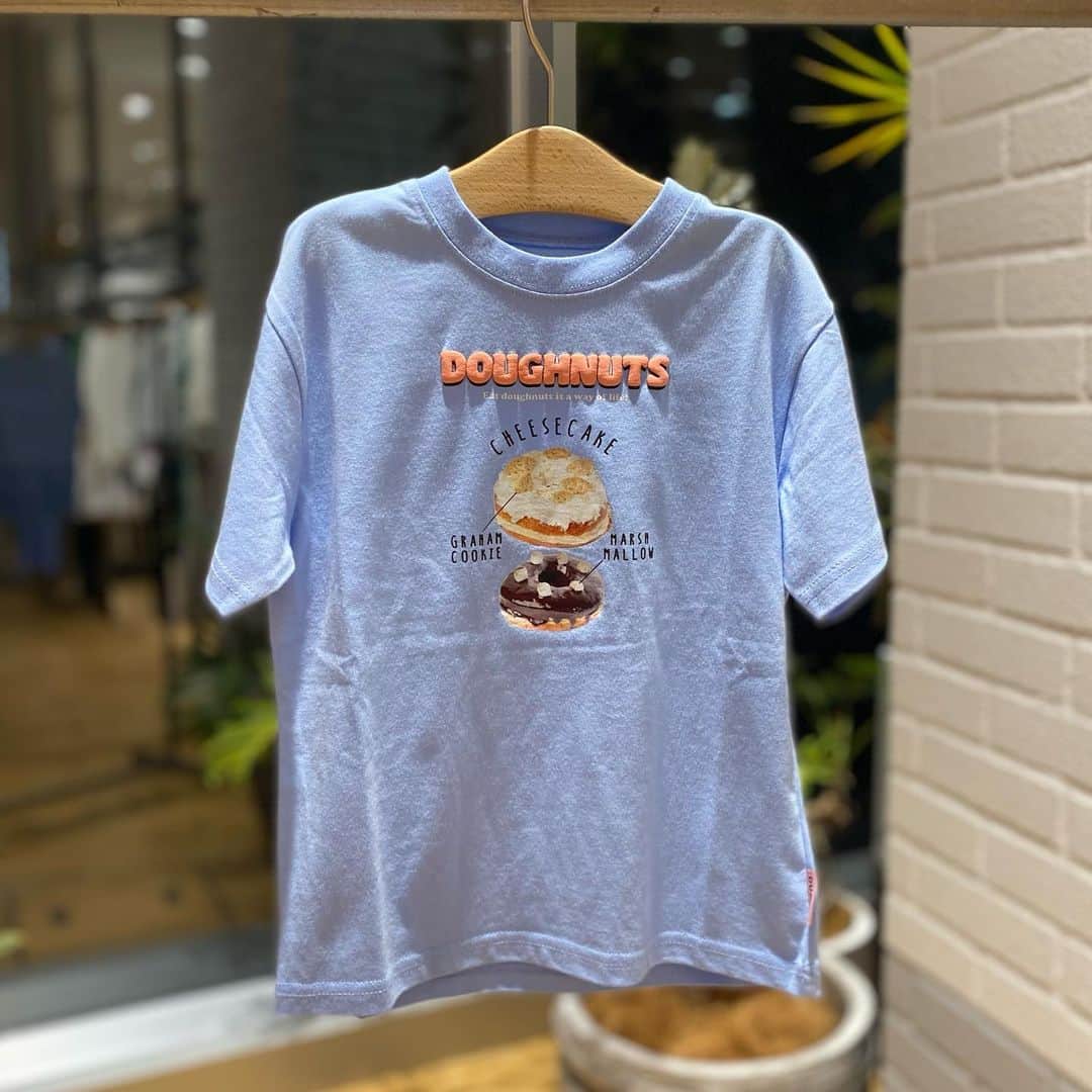 green label relaxing 自由が丘店さんのインスタグラム写真 - (green label relaxing 自由が丘店Instagram)「DUMBO Doughnuts and CoffeeとのコラボレーションTシャツが本日より発売スタート🍩   麻布十番や自由が丘、横浜など、 都内近郊にお店を構え、こだわりのNYCドーナツと 相性の良いコーヒーを提案するスペシャリティストア ＜DUMBO Doughnuts and Coffee＞と コラボレーションしたTシャツをご用意しました♪ 人気のグレーズソースがかかった リッチなドーナツをプリントした、 可愛らしいデザインが魅力です。 ぜひこの機会にご覧ください☺️             DUMBO Doughnuts and Coffee( @dumbodc )   【INFORMATION】 ■発売日 　2023年3月23日(木)   ■販売店舗 ユナイテッドアローズ グリーンレーベル リラクシング キッズお取り扱い店舗 UNITED ARROWS ONLINE   ■商品情報 DUMBO×GLRドーナツTEE Size：110-130cm Price：￥2,750 No.3817-599-1957   Size：140-150cm Price：￥3,300 No. 3867-599-1957   #dumbodc #dumbodoughnutsandcoffee #doughnut #unitedarrows #greenlabelrelaxing #greenlabelrelaxingkids   #donuts #coffee #coffeeshop #ダンボドーナツ #ダンボドーナツアンドコーヒー #ドーナツ #コーヒー #ユナイテッドアローズ #グリーンレーベルリラクシング #キッズコーデ #子供服#男の子ママ#女の子ママ#子育て#女の子服  #男の子服#小学生コーデ #小学生女子 #小学生ママ #キッズ服 #コラボレーション」3月23日 19時46分 - glr_jiyugaoka