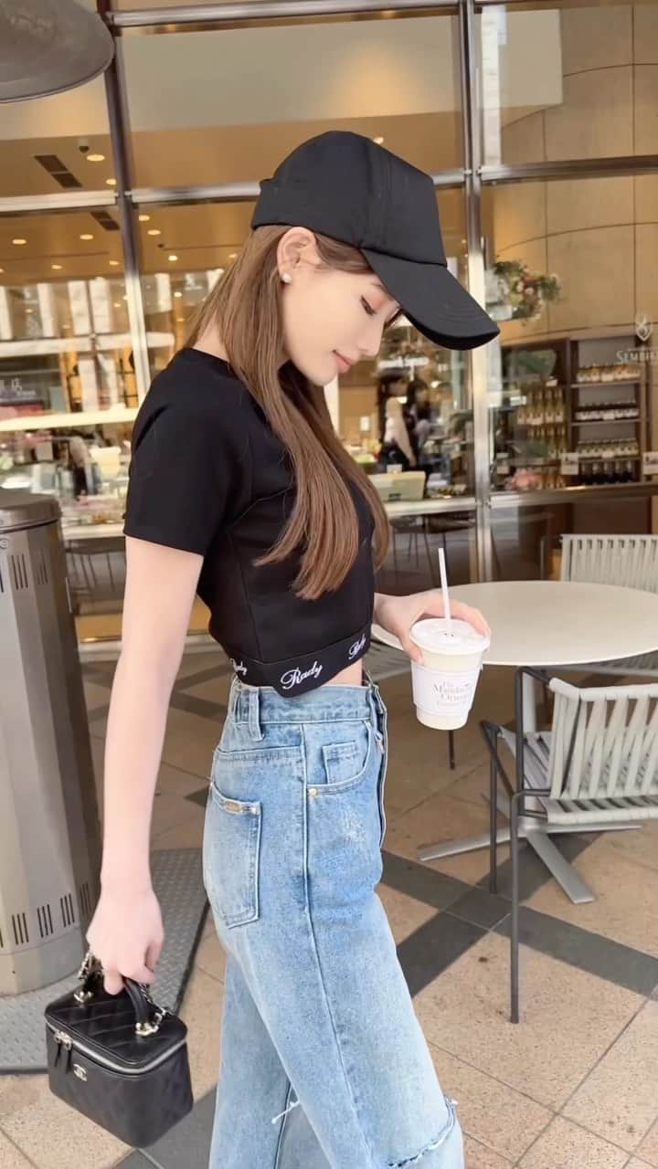 のインスタグラム：「. 腹筋ないけど強気で腹は出していくよ👊 最近Awichのモノマネと大谷翔平のものまねにハマってる。現場からは以上です。⚾️👏 . . お陰様で2kg痩せしました🥹👏 腰肉割と抹消に成功😭🌸 . . #ダイエット#散歩#クロップド丈#tシャツコーデ#デニムコーデ#rady#キャップコーデ#ママコーデ」
