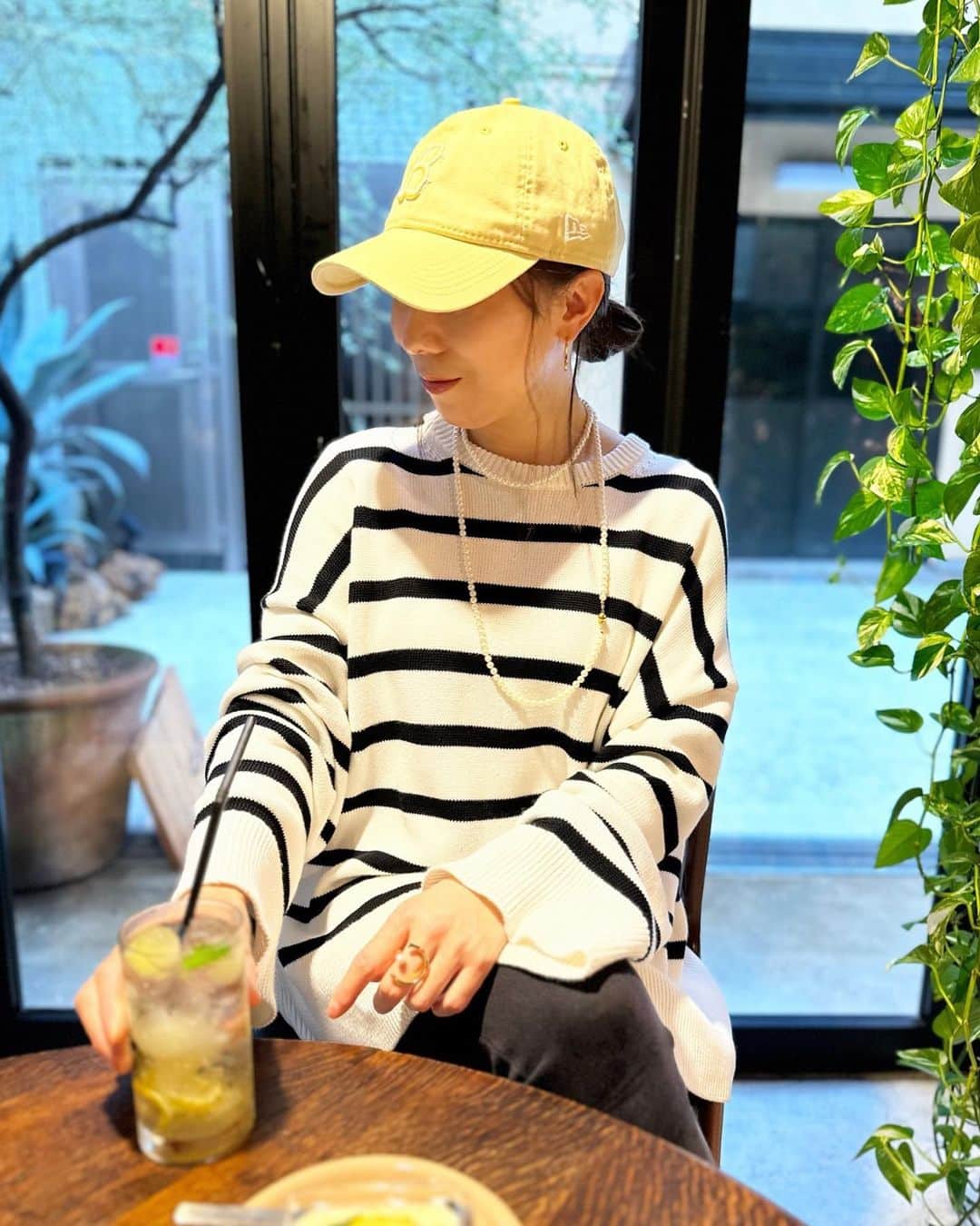 chiyo1173さんのインスタグラム写真 - (chiyo1173Instagram)「#outfitoftheday  新大久保に新しく出来た韓国カフェでお茶☕︎ @rozi_coffee (←ここです) 店内お洒落で席も広々していて とても居心地の良いカフェでした。 ・ ・ cap：#newera ×BTS #ニューエラ tops：#deuxiemeclasse #ドゥーズィエムクラス  pants：#uniqlo #ユニクロ  bag：#zanchetti #ザンケッティ boots：#gallardagalante #ガリャルダガランテ  ・ ・ 雨降りで髪の毛まとまらないから久しぶりにキャップ。 足元もブーツにして雨の日対応のカジュアルコーデ  そんなカジュアルコーデに上品さをプラスしてくれる お気に入りの @damefrank_official のパールネックレス 単品使いも2連にも、繋げて長くも出来るので いろいろアレンジ効いて優秀です✨ ・ ・ #ootd#outfit#instafashion#コーデ#春コーデ#大人カジュアル#綺麗めカジュアル#シンプルコーデ#大人女子コーデ#locari#ロカリ」3月23日 19時52分 - chiyo1173
