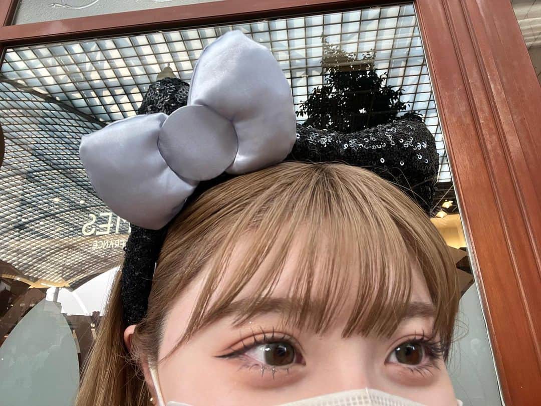 若林真帆のインスタグラム：「ユニバの投稿ばっかで申し訳ないけど もう少しで終わるから待っててね笑  1枚目はカチューシャとアイメイク見せたくて撮った写真🌙 .  #usj  #アイメイク」