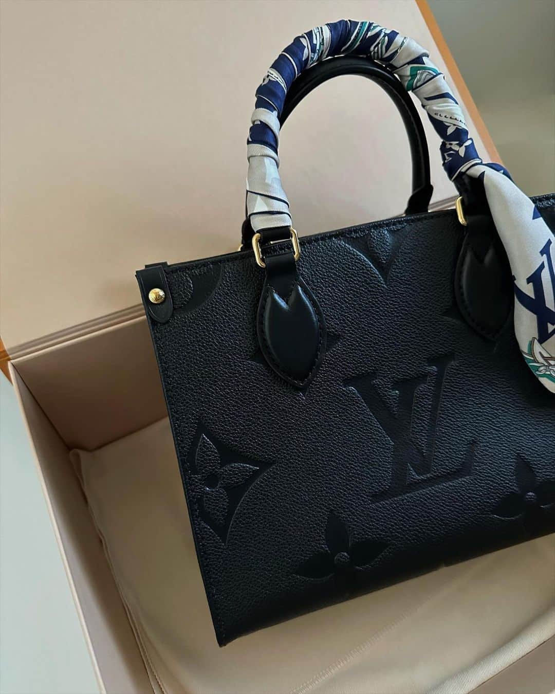 立木綾乃さんのインスタグラム写真 - (立木綾乃Instagram)「@louisvuitton 🕯🤍　  荷物多い時でもしっかり入るサイズ感とロゴマーク大きいのがお気に入り〜🍀  スカーフ巻いて雰囲気変えるもすき♡ #louisvuittonbag #オンザゴーpm」3月23日 19時58分 - ayano.tachiki